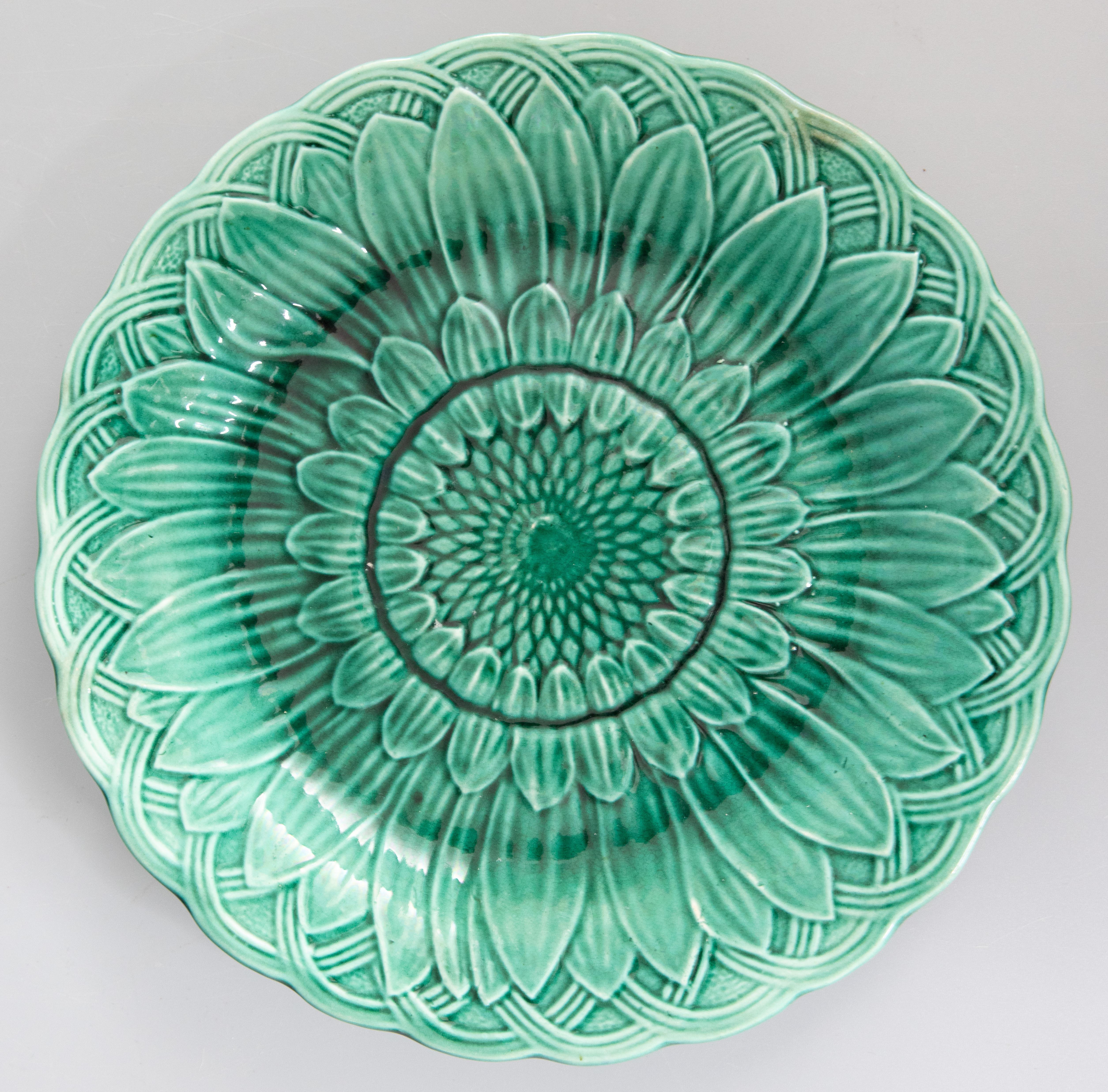 Pair of Antique 19th Century English Majolica Green Sunflower Plates In Good Condition In Pearland, TX
