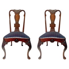 Paar antike englische Queen Anne-Beistellstühle aus gemasertem Nussbaumholz aus dem 19. Jahrhundert.