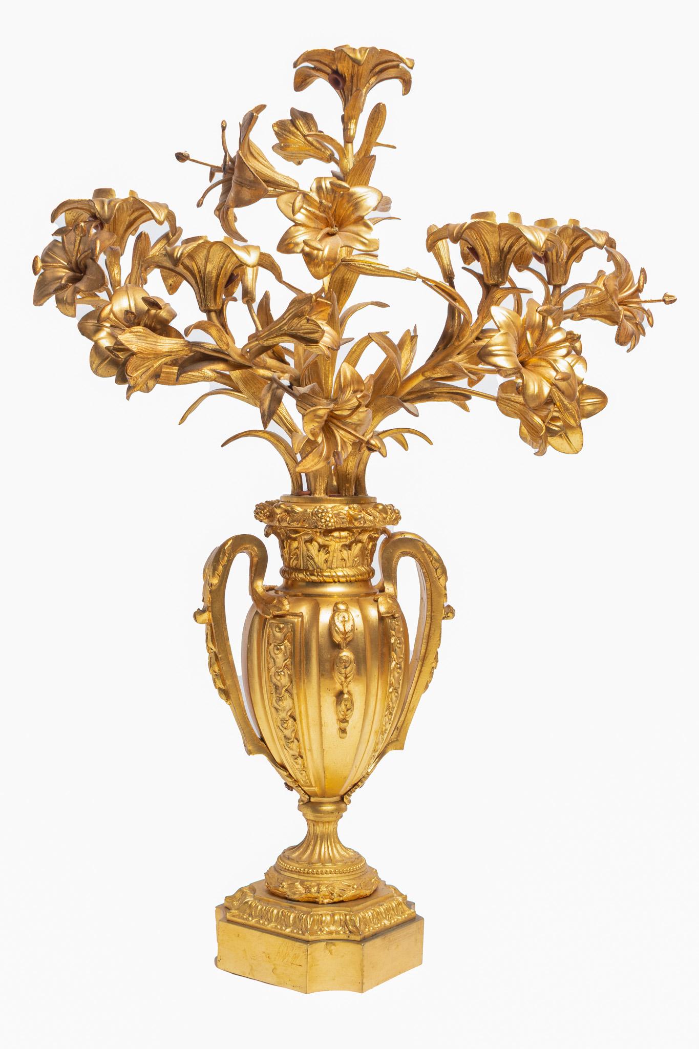 Paire de chandeliers anciens en bronze doré du 19e siècle français en vente 1