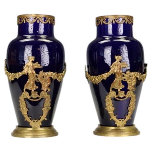 Pareja de jarrones antiguos de porcelana azul cobalto estilo Sèvres francés del siglo XIX