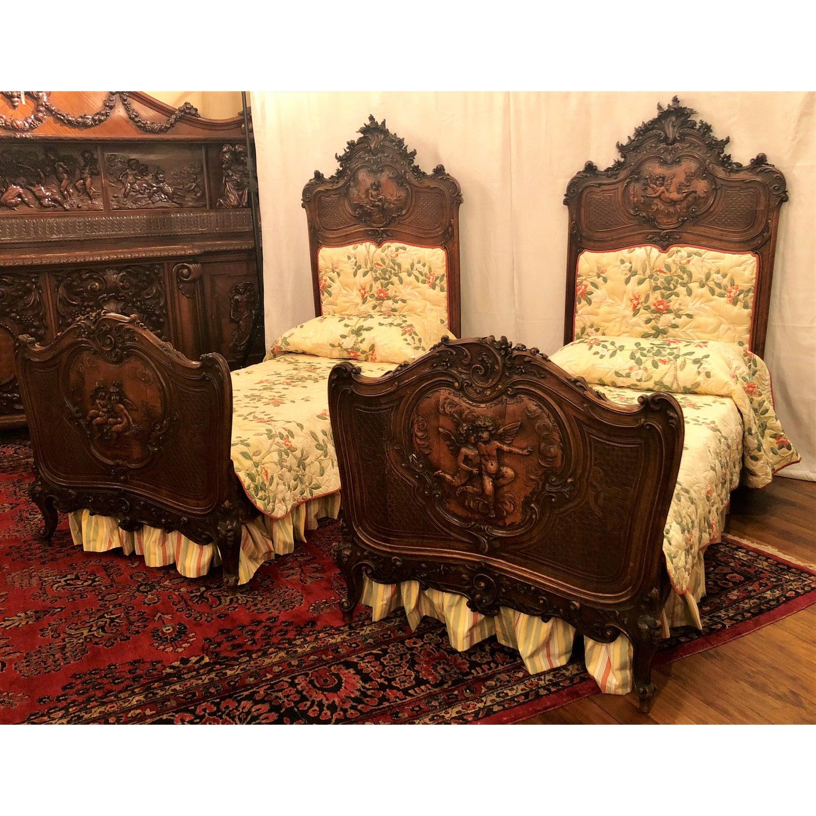 Pair of Antique 19th Century French Walnut Beds In Good Condition In New Orleans, LA