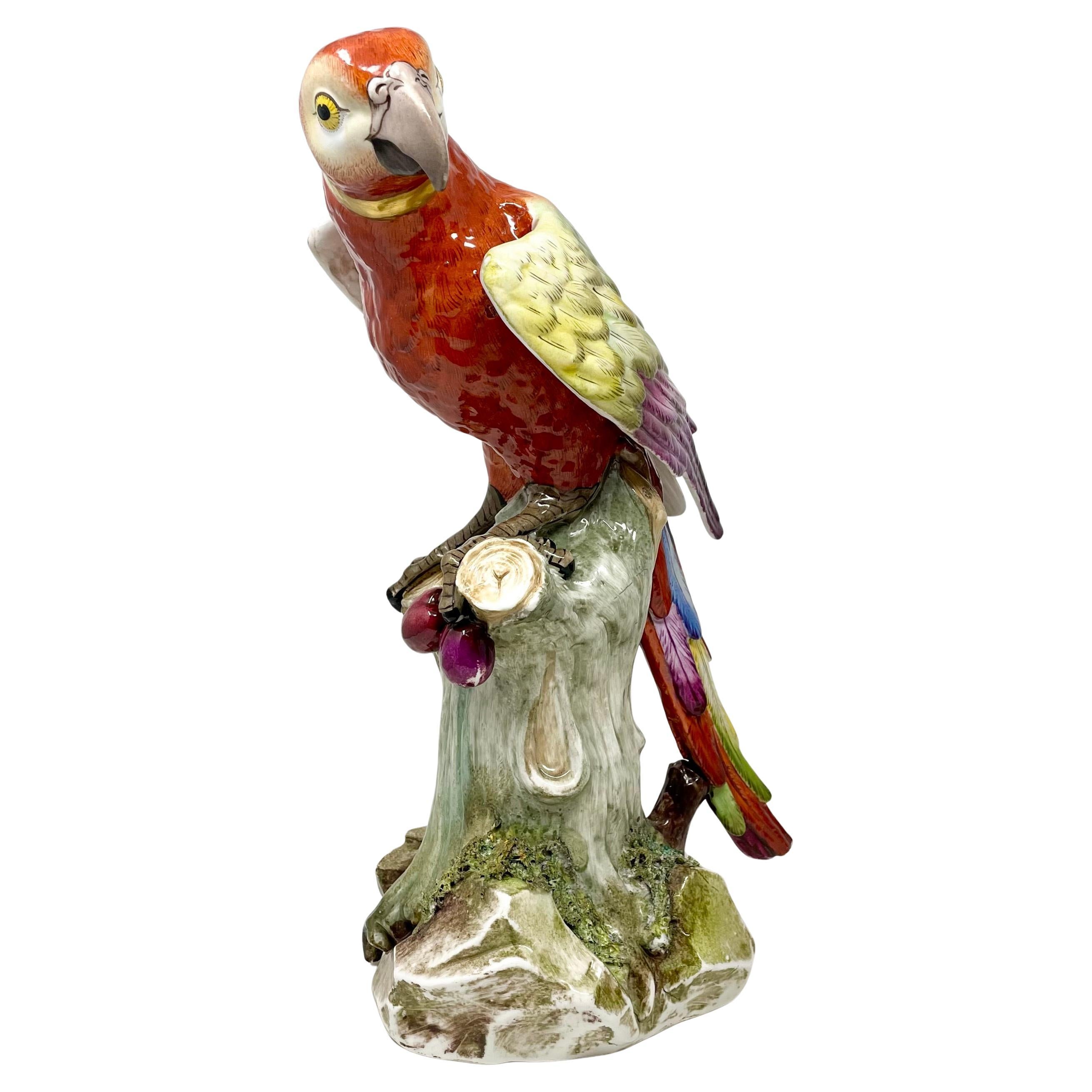 Coppia di statue di pappagalli multicolore in porcellana continentale del XIX secolo. In condizioni buone in vendita a New Orleans, LA