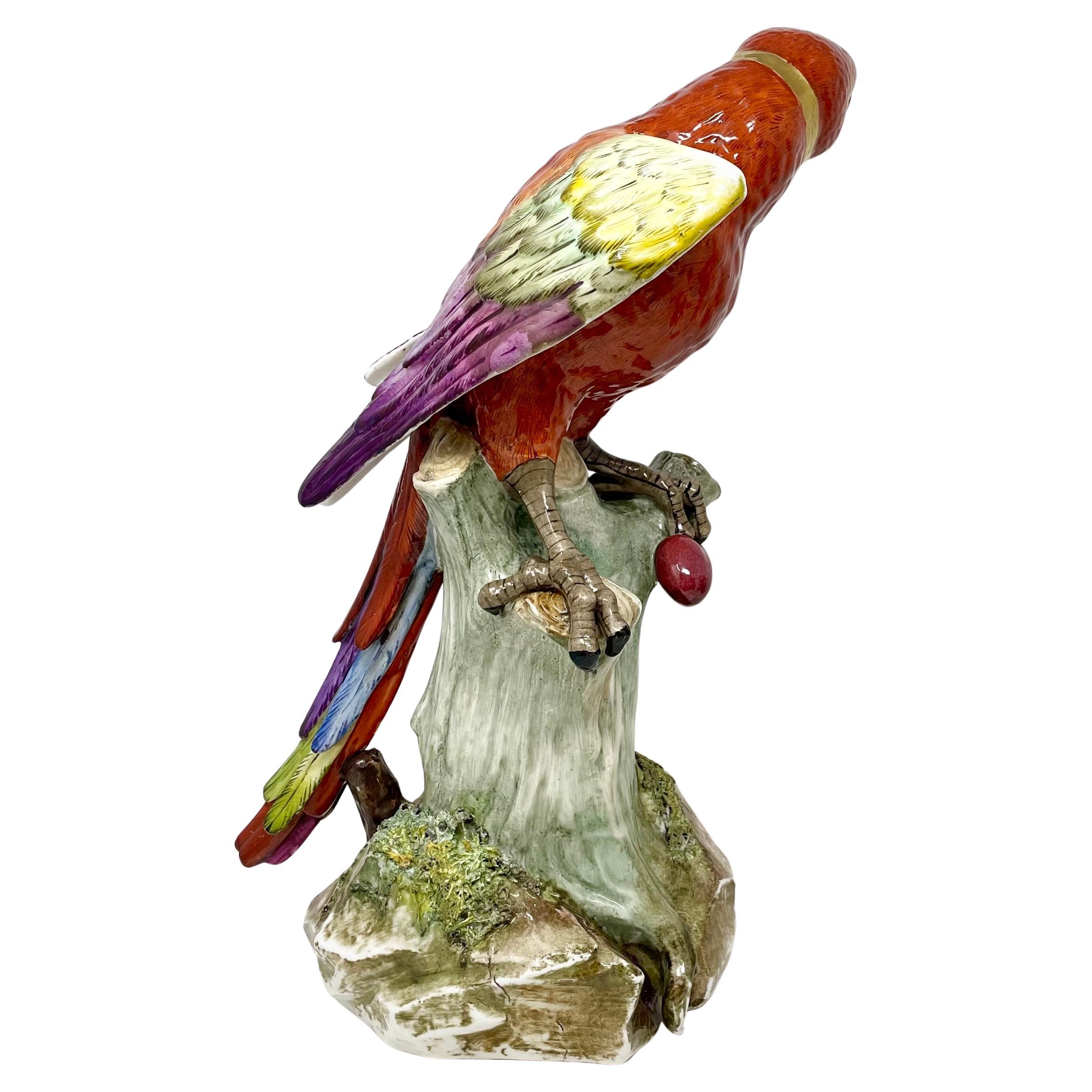 Coppia di statue di pappagalli multicolore in porcellana continentale del XIX secolo. in vendita 2