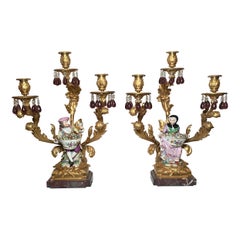 Coppia di candelabri antichi del XIX secolo in bronzo dorato e porcellana