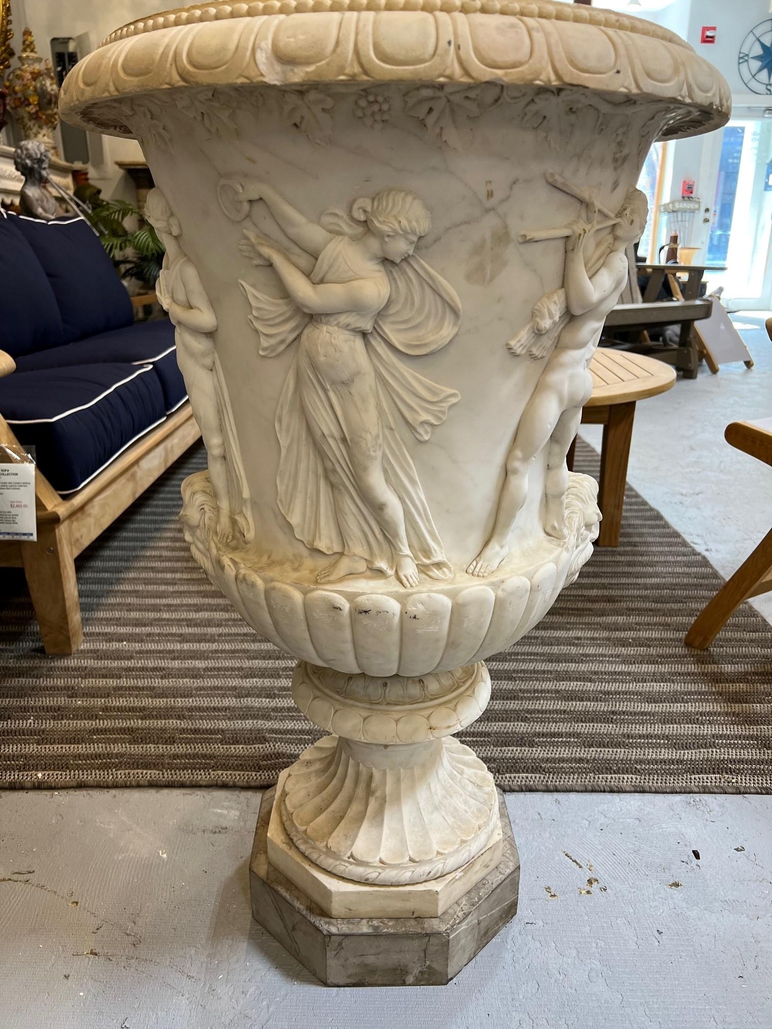 Pair of Antique Early 20th Century Italian Carved Marble Urns w/ Carved Figures In Good Condition For Sale In Stamford, CT