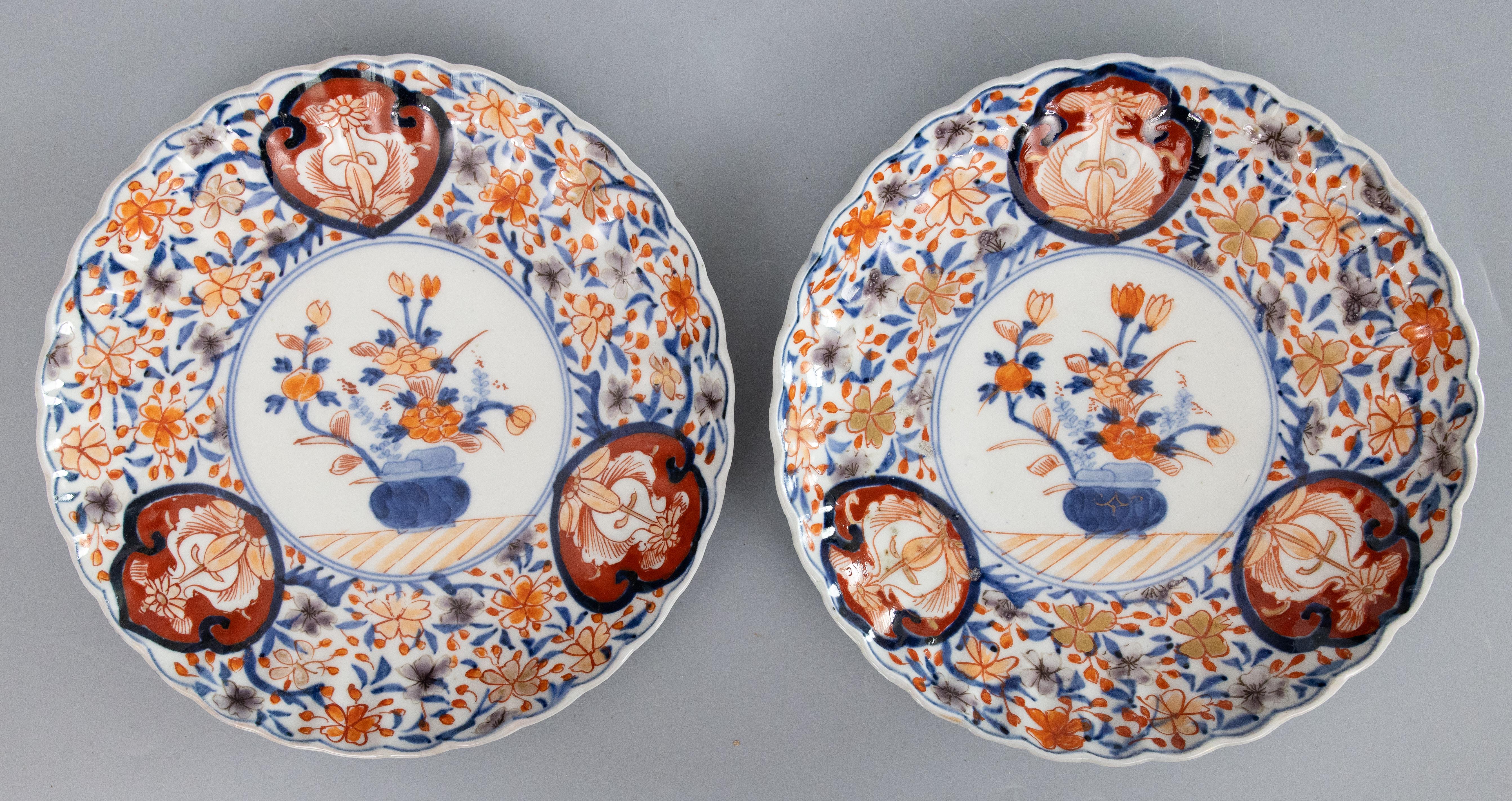 Paire d'assiettes festonnées florales anciennes du 19e siècle de la période japonaise Meiji Imari en vente 3