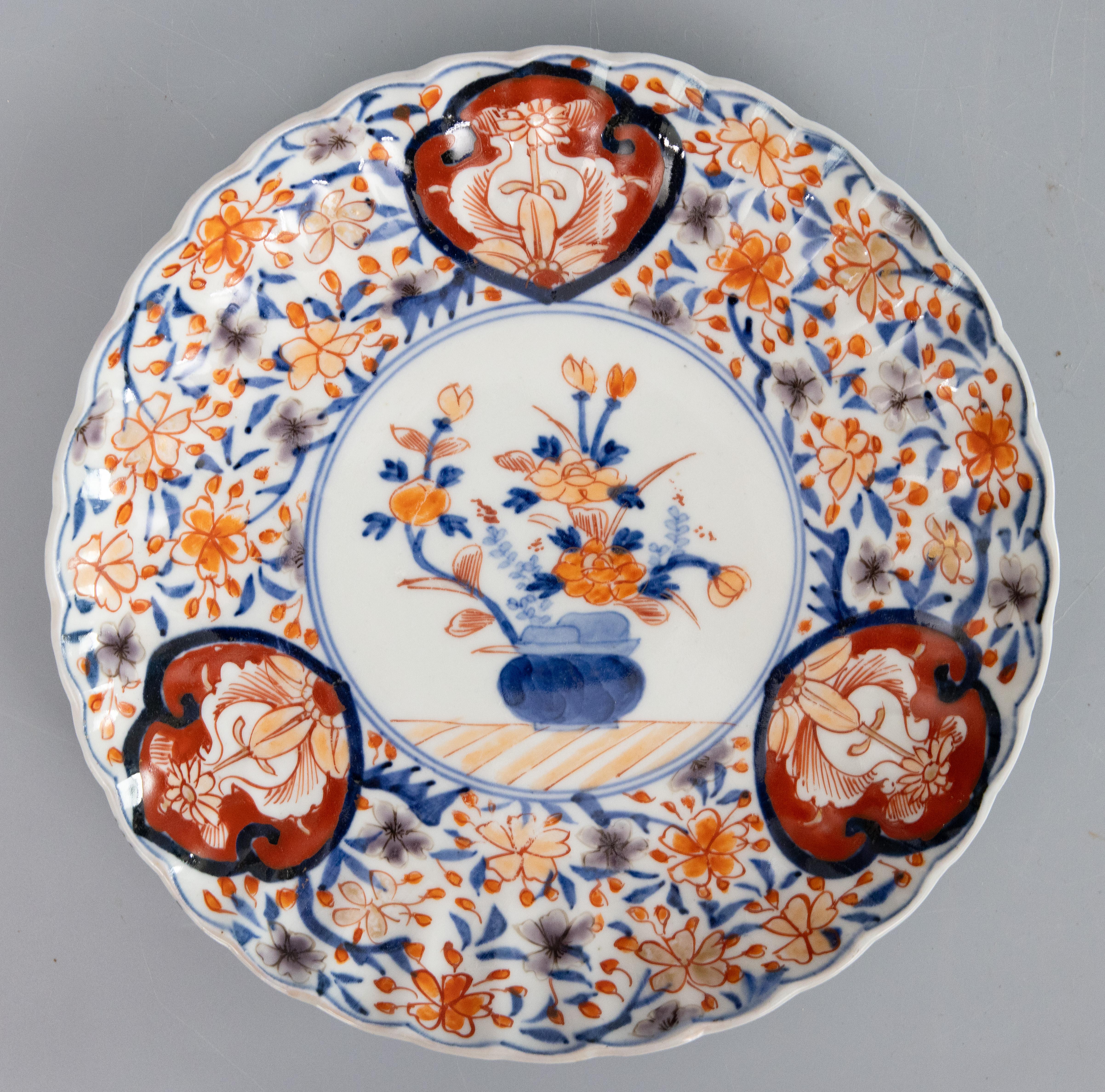 Magnifique paire d'assiettes en porcelaine japonaise Imari de la période Meiji, datant du XIXe siècle, avec des motifs floraux peints à la main dans les couleurs traditionnelles Imari. Ces belles assiettes ont de jolis bords festonnés et se