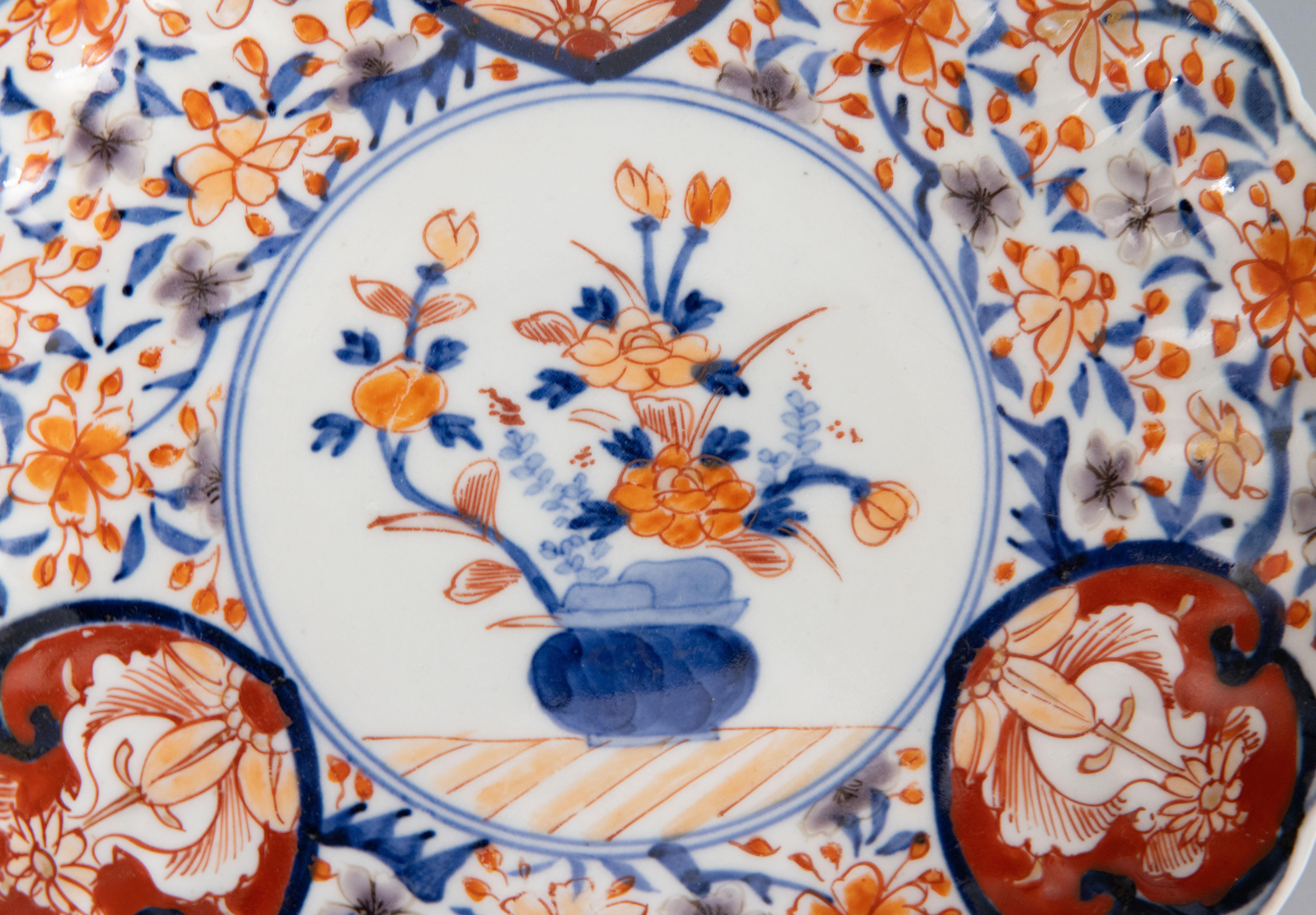 Japonais Paire d'assiettes festonnées florales anciennes du 19e siècle de la période japonaise Meiji Imari en vente