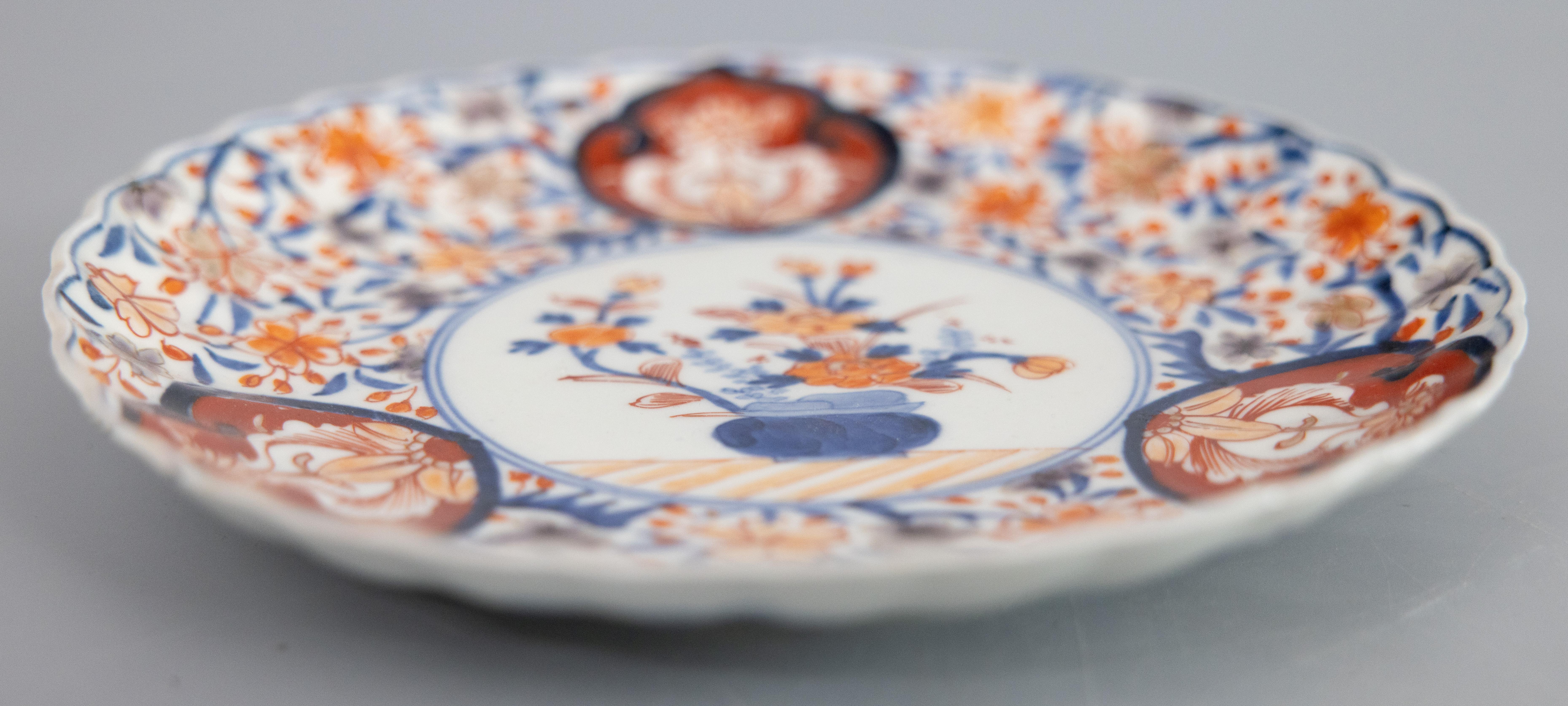 Cuit Paire d'assiettes festonnées florales anciennes du 19e siècle de la période japonaise Meiji Imari en vente