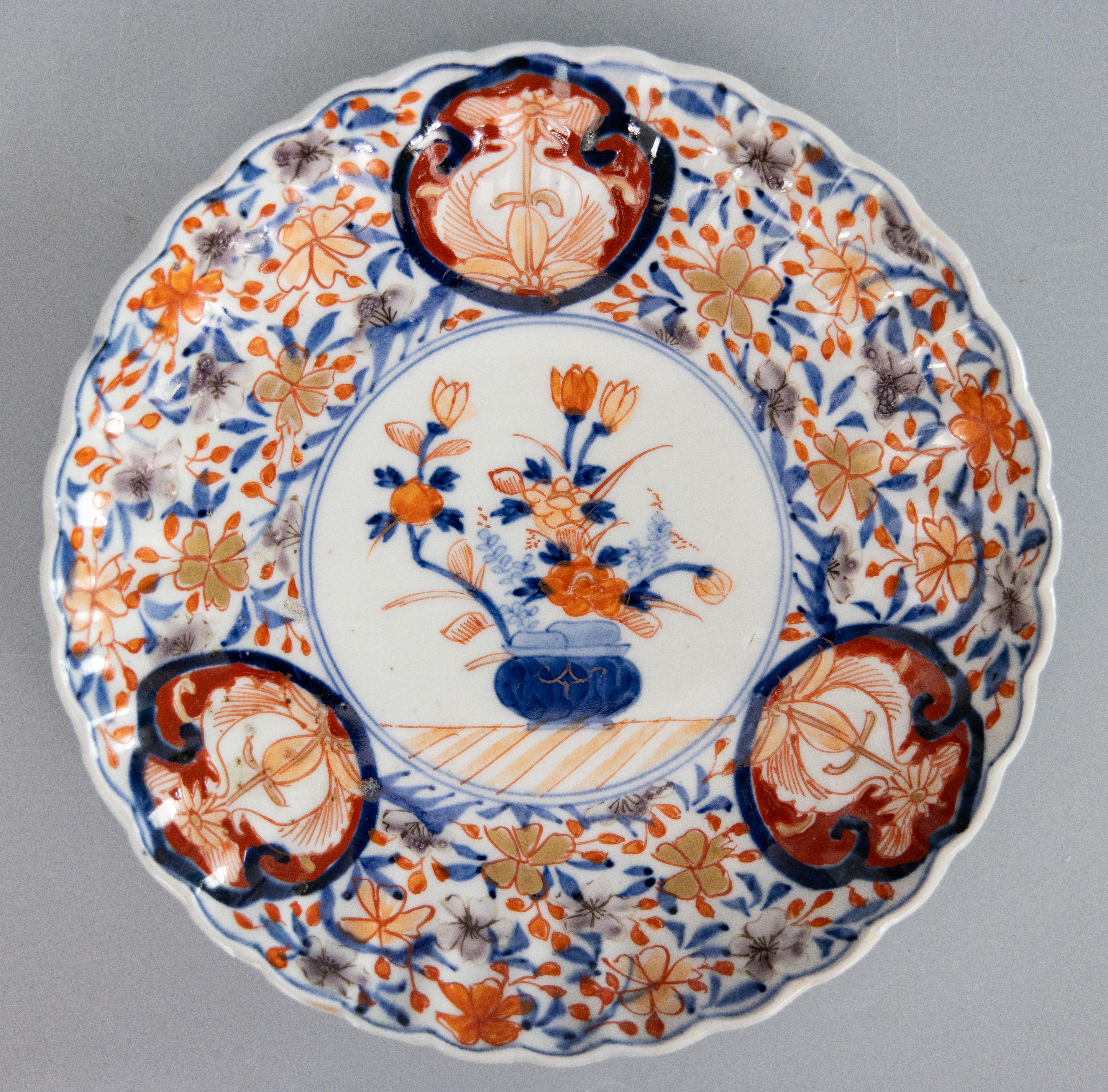 Paire d'assiettes festonnées florales anciennes du 19e siècle de la période japonaise Meiji Imari Bon état - En vente à Pearland, TX