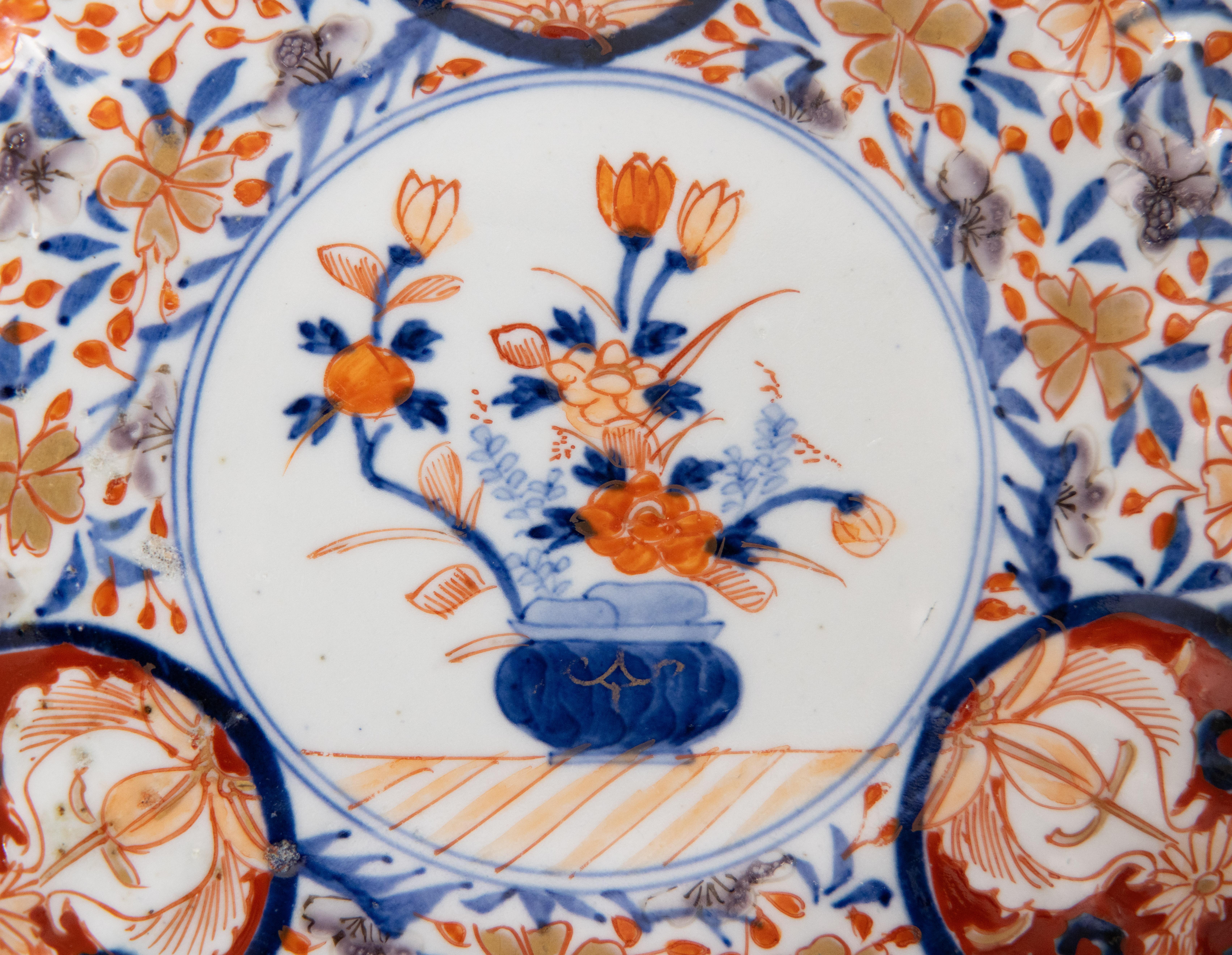 XIXe siècle Paire d'assiettes festonnées florales anciennes du 19e siècle de la période japonaise Meiji Imari en vente