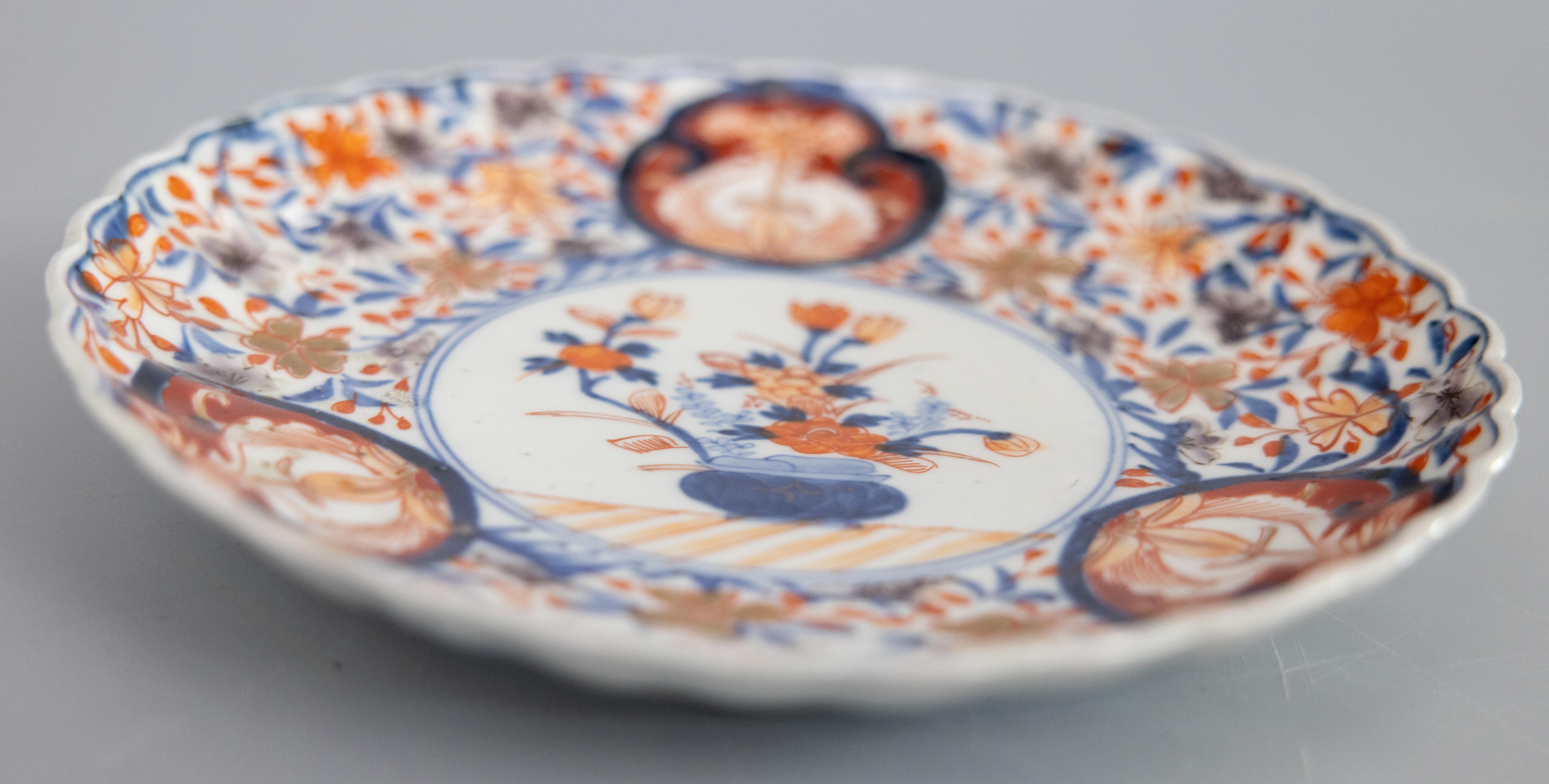 Porcelaine Paire d'assiettes festonnées florales anciennes du 19e siècle de la période japonaise Meiji Imari en vente