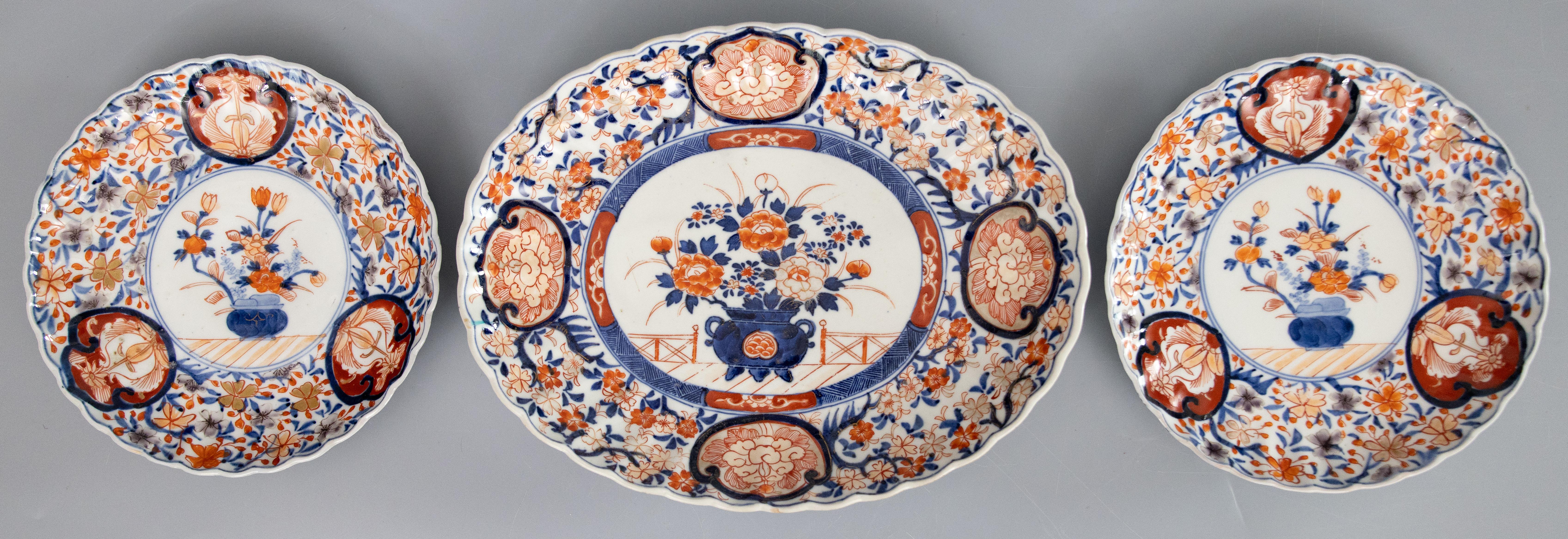 Paire d'assiettes festonnées florales anciennes du 19e siècle de la période japonaise Meiji Imari en vente 2