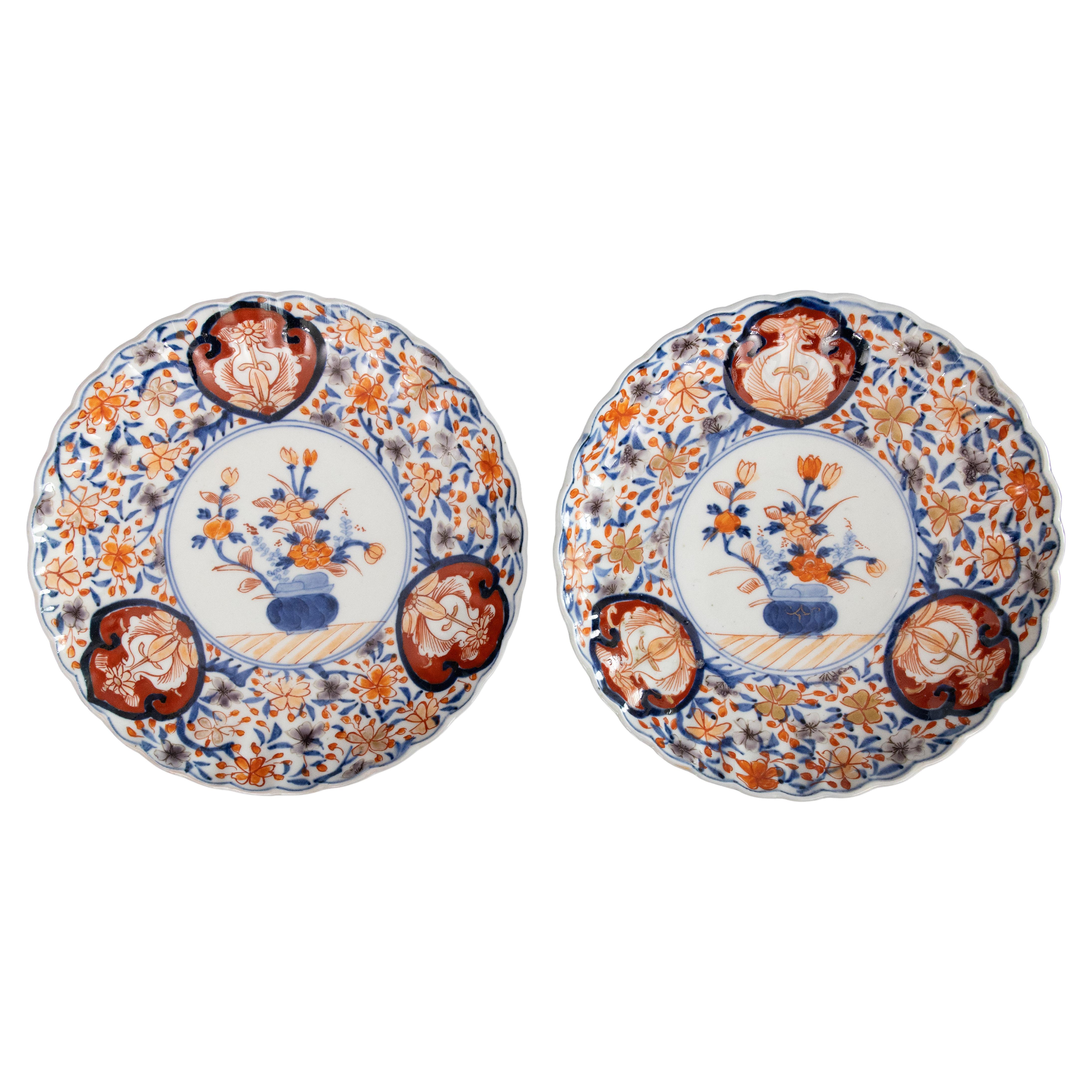 Paar antike japanische Imari-Teller mit Blumenmuster aus der Meiji-Zeit des 19.