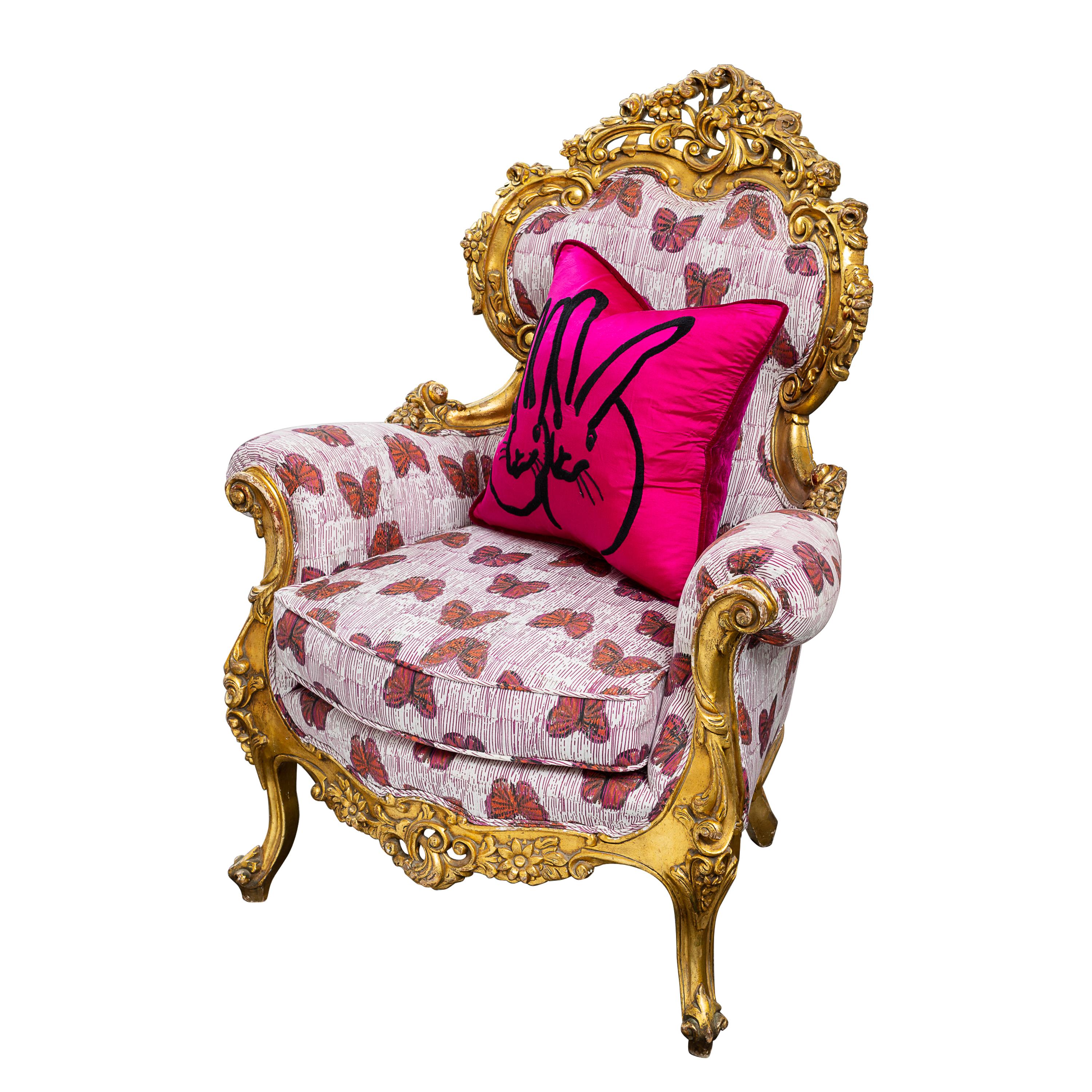 Paar antike Stühle im Stil Louis XV aus dem 19. Jahrhundert mit stark geschnitztem Blattgold. Die Stühle sind mit einem Hunt Slonem Pretty in Pink Butterflies Print überzogen und können separat erworben werden.