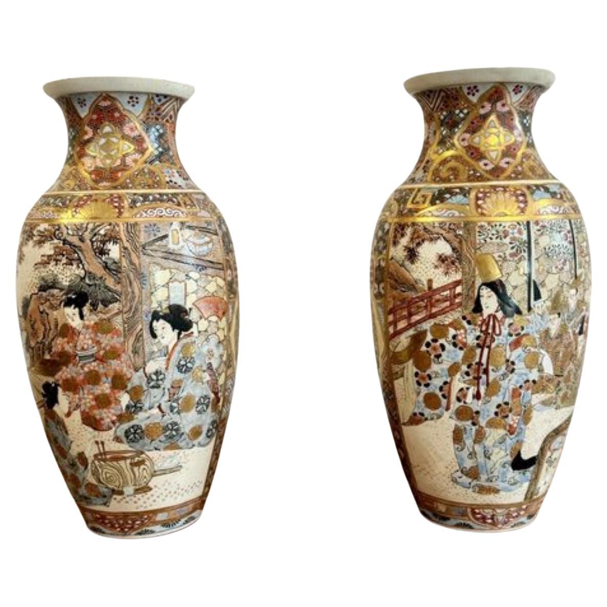 Paire de vases japonais anciens de qualité Satsuma du 19e siècle  en vente