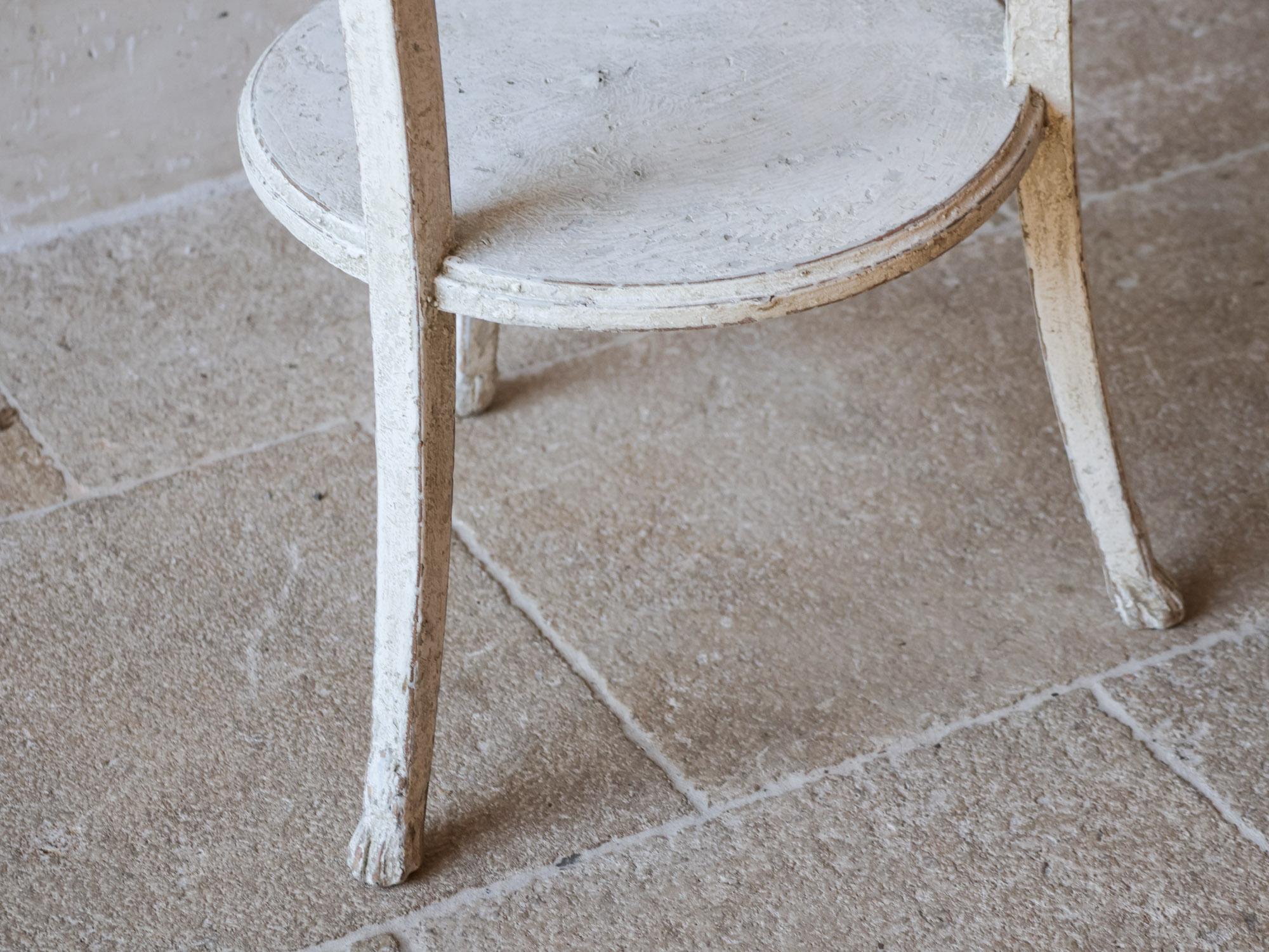 Paire de tables d'appoint rondes patinées gris clair du 19ème siècle en vente 4
