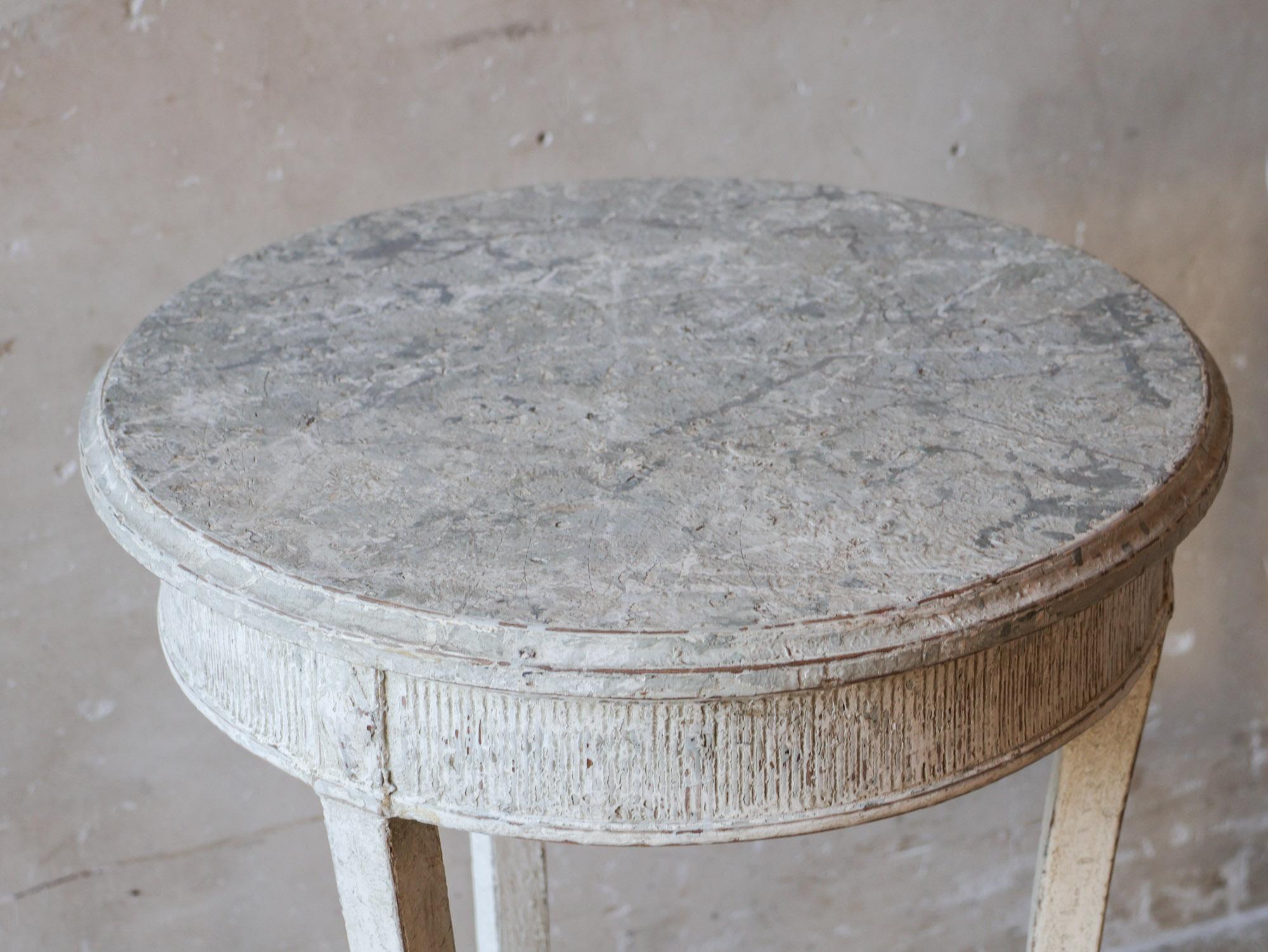 Paire de tables d'appoint rondes patinées gris clair du 19ème siècle en vente 5