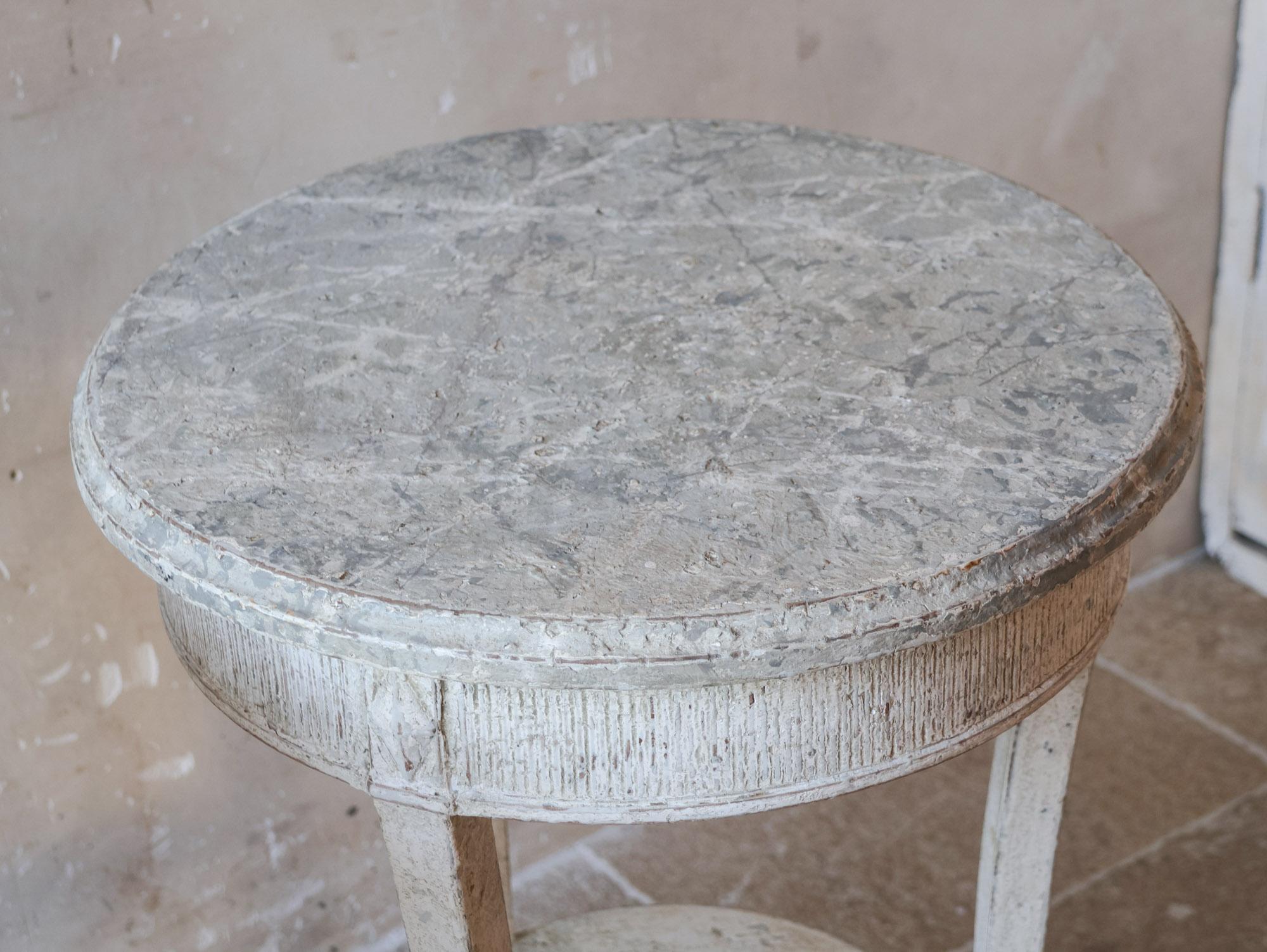 Paire de tables d'appoint rondes patinées gris clair du 19ème siècle en vente 6