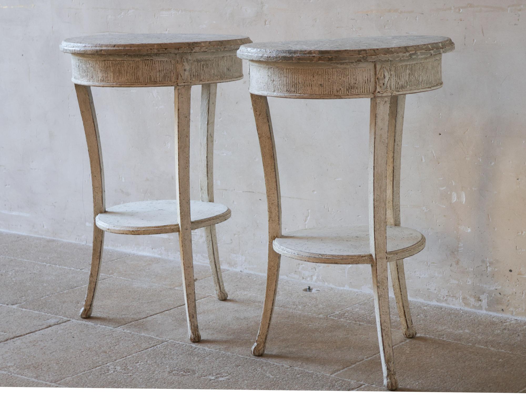 Paire de tables d'appoint rondes patinées gris clair du 19ème siècle Bon état - En vente à Baambrugge, NL