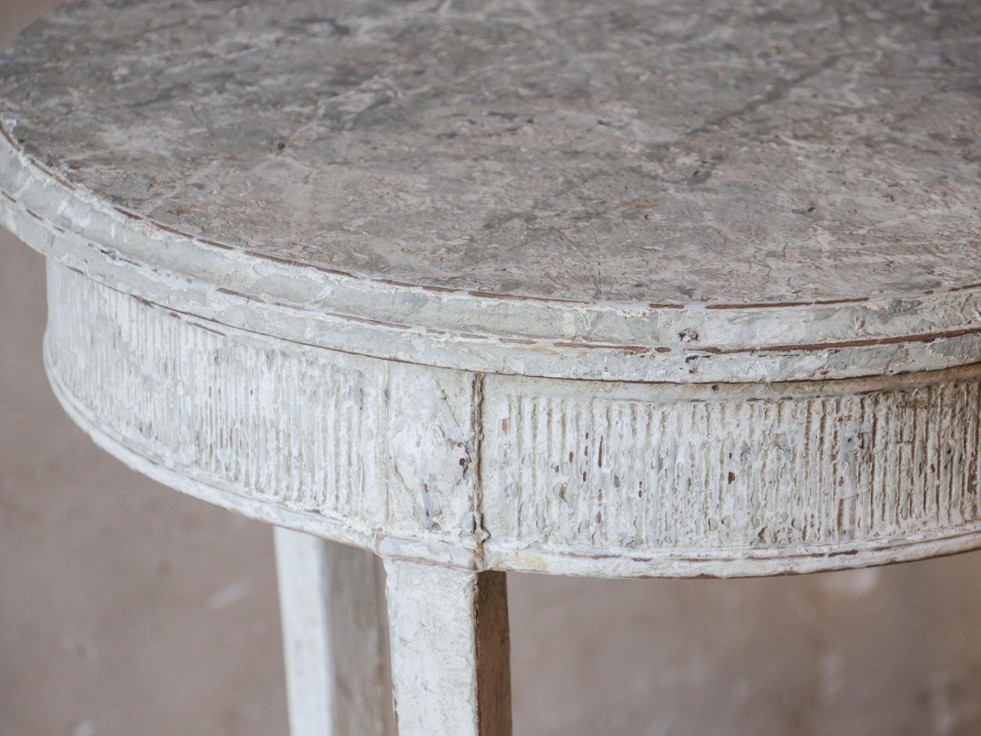 Chêne Paire de tables d'appoint rondes patinées gris clair du 19ème siècle en vente
