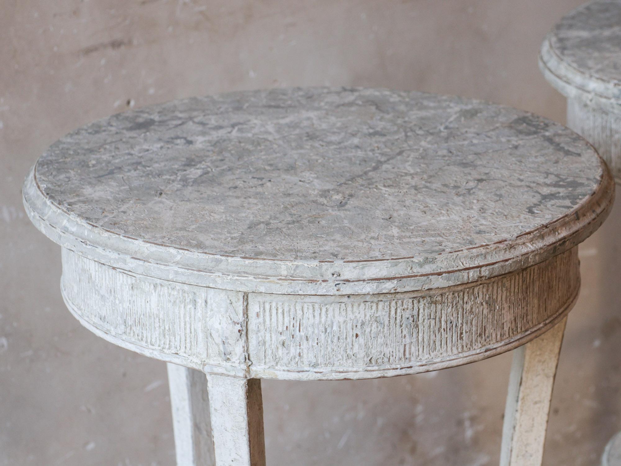 Paire de tables d'appoint rondes patinées gris clair du 19ème siècle en vente 1
