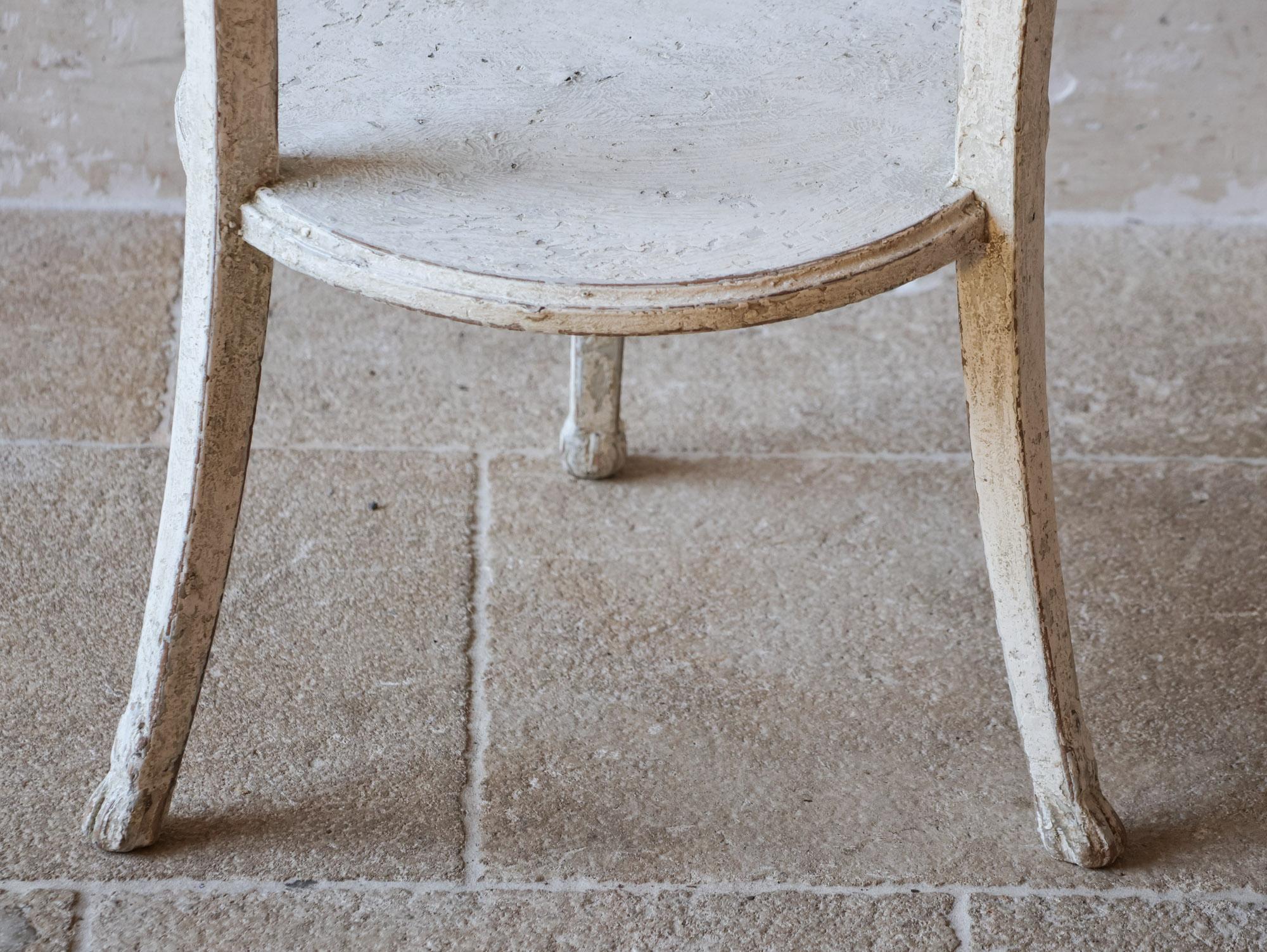 Paire de tables d'appoint rondes patinées gris clair du 19ème siècle en vente 2