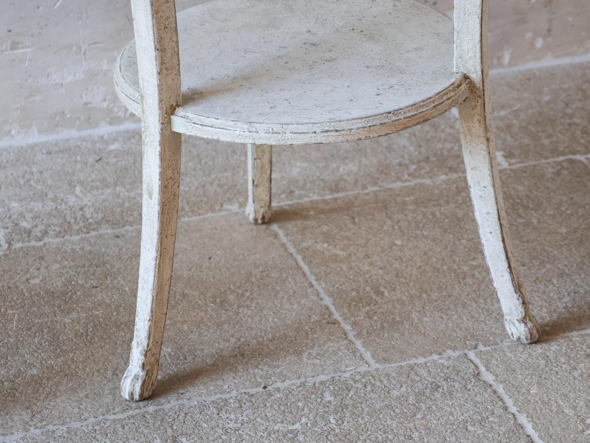 Paire de tables d'appoint rondes patinées gris clair du 19ème siècle en vente 3