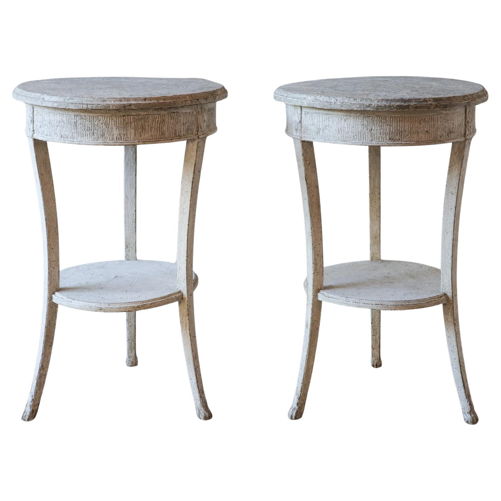 Paire de tables d'appoint rondes patinées gris clair du 19ème siècle en vente
