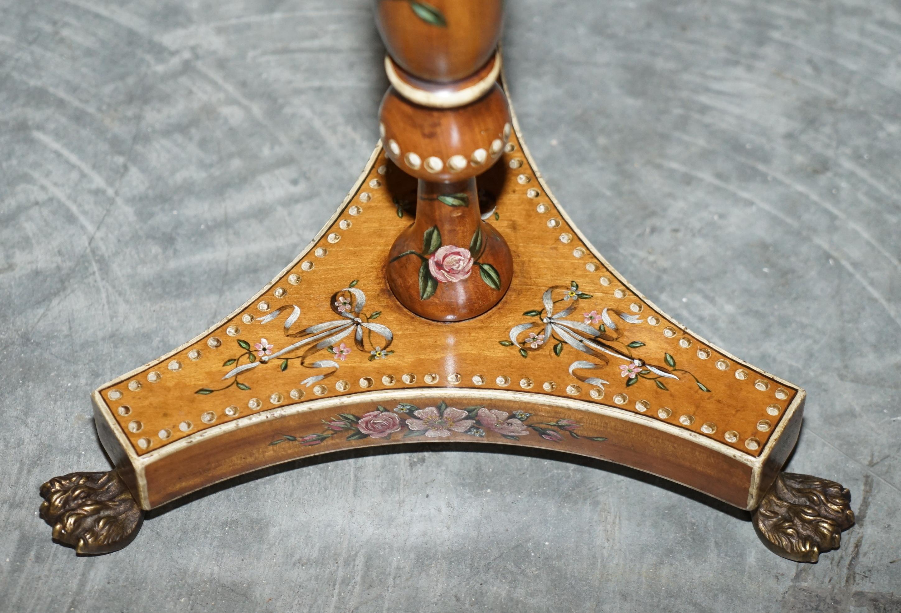 Paire de tables d'extrémité d'appoint anciennes peintes en polychrome style néo-chrome Sheraton du 19ème siècle en vente 2