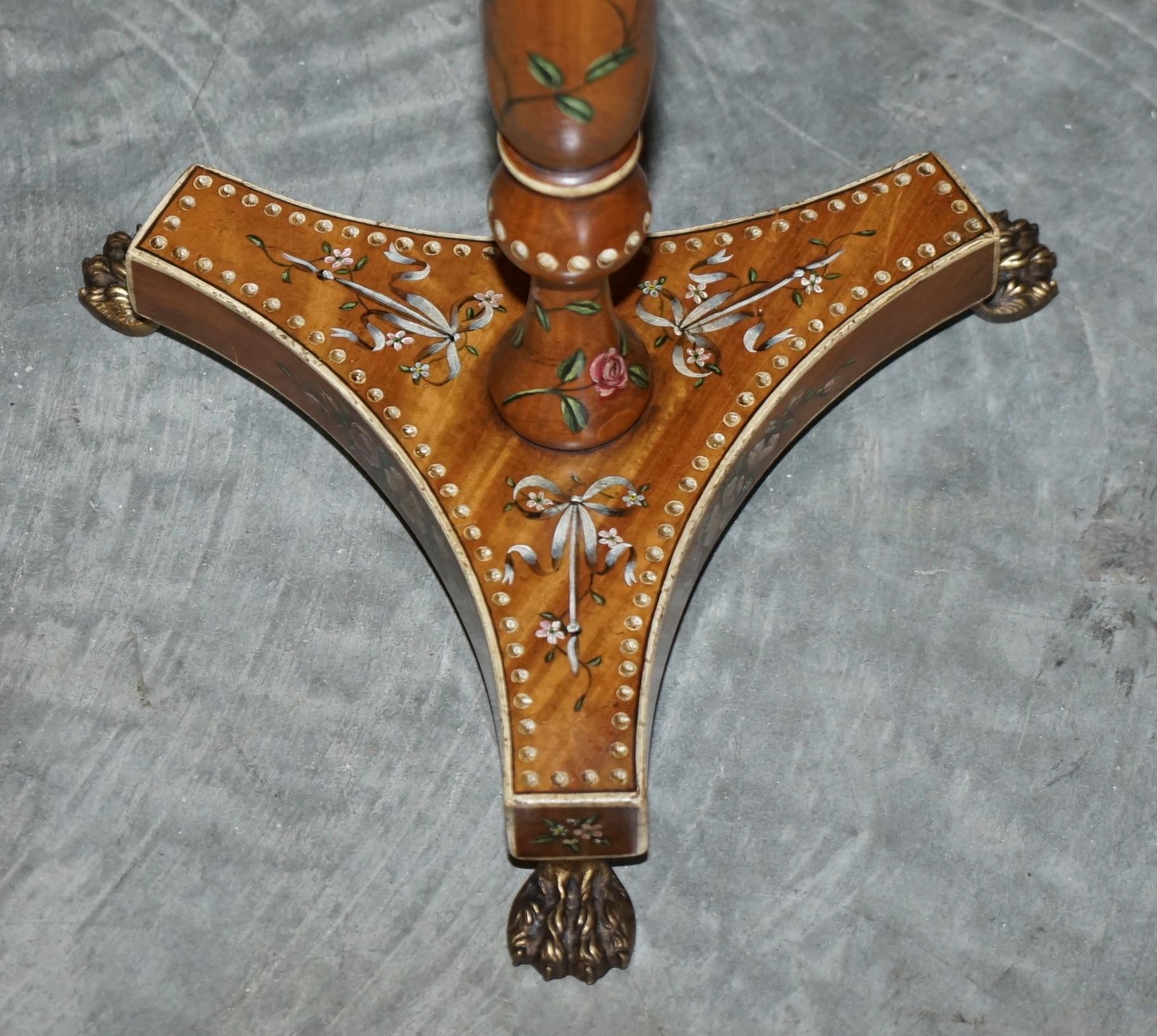 Paire de tables d'extrémité d'appoint anciennes peintes en polychrome style néo-chrome Sheraton du 19ème siècle en vente 6