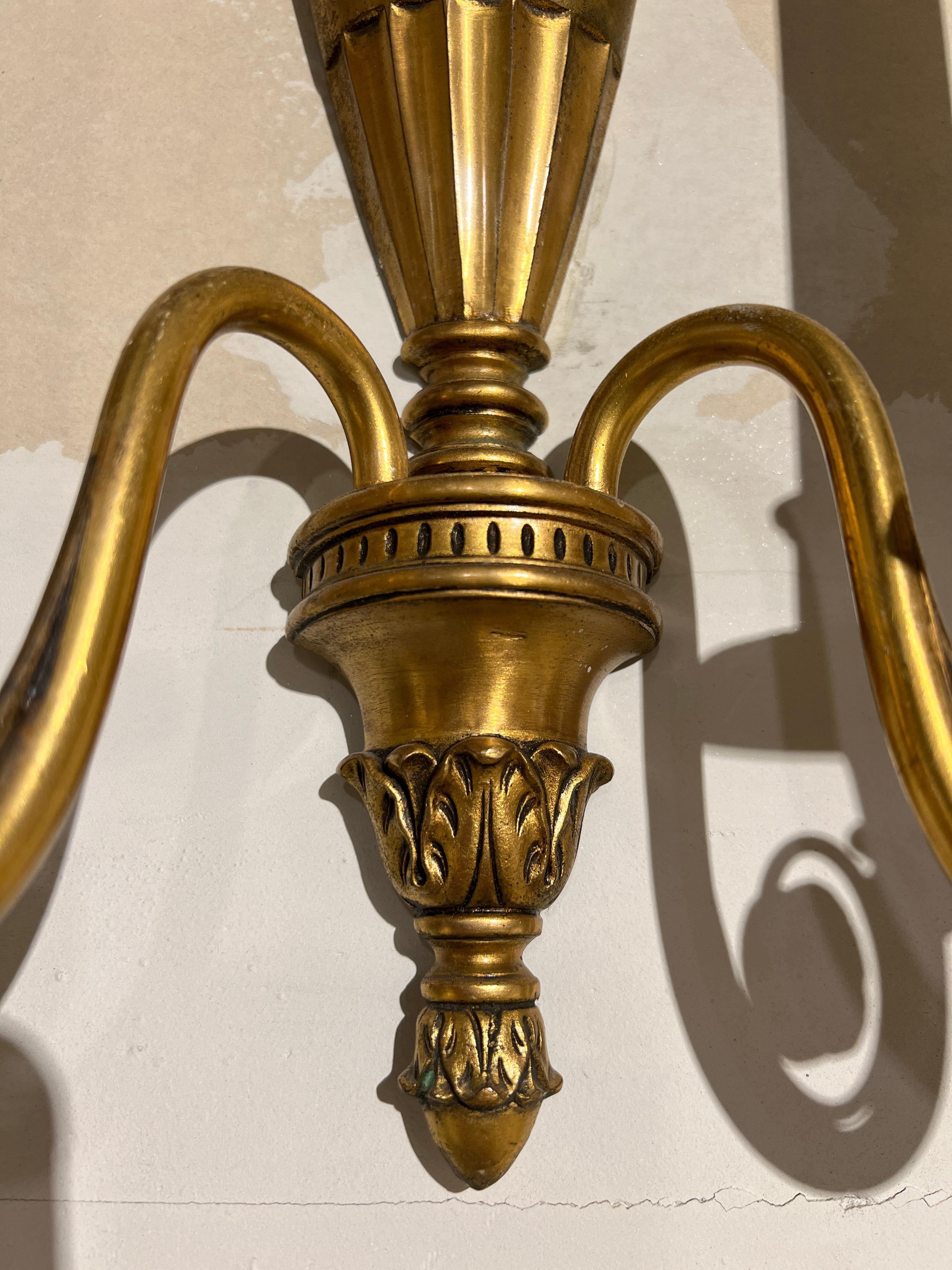 Paire d'appliques à deux lumières en bronze de style néoclassique Adams, attribuées à Caldwell.  (Nous avons huit autres appliques identiques vendues séparément).
 