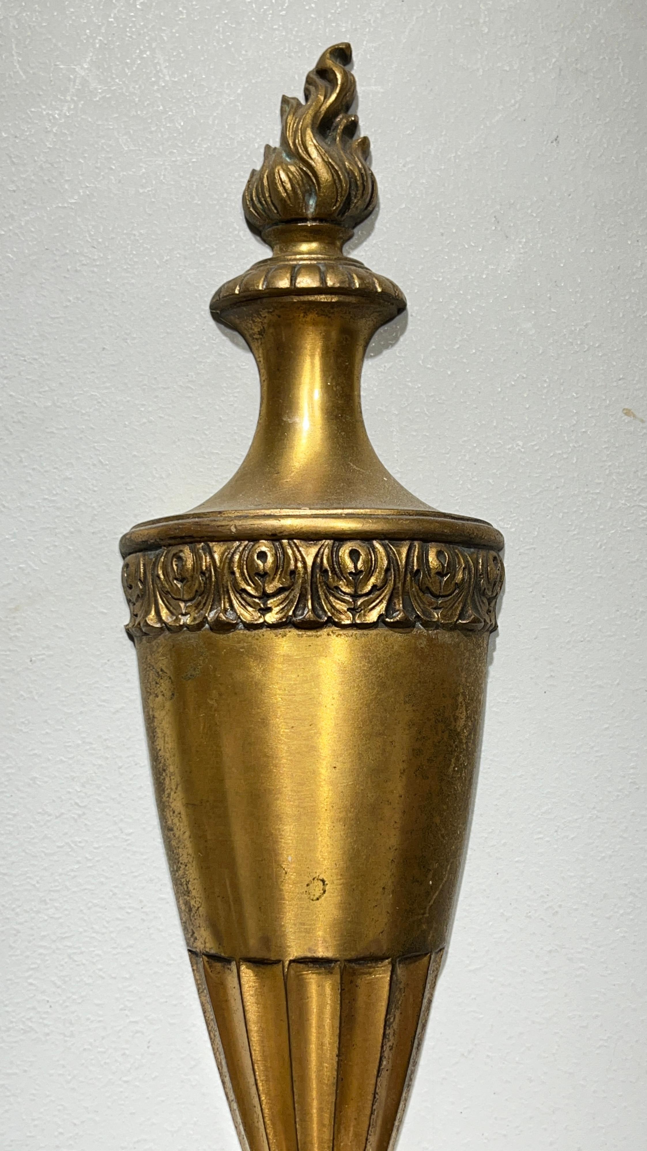 Doré Paire d'appliques anciennes en bronze de style Adam attribuées à Caldwell en vente