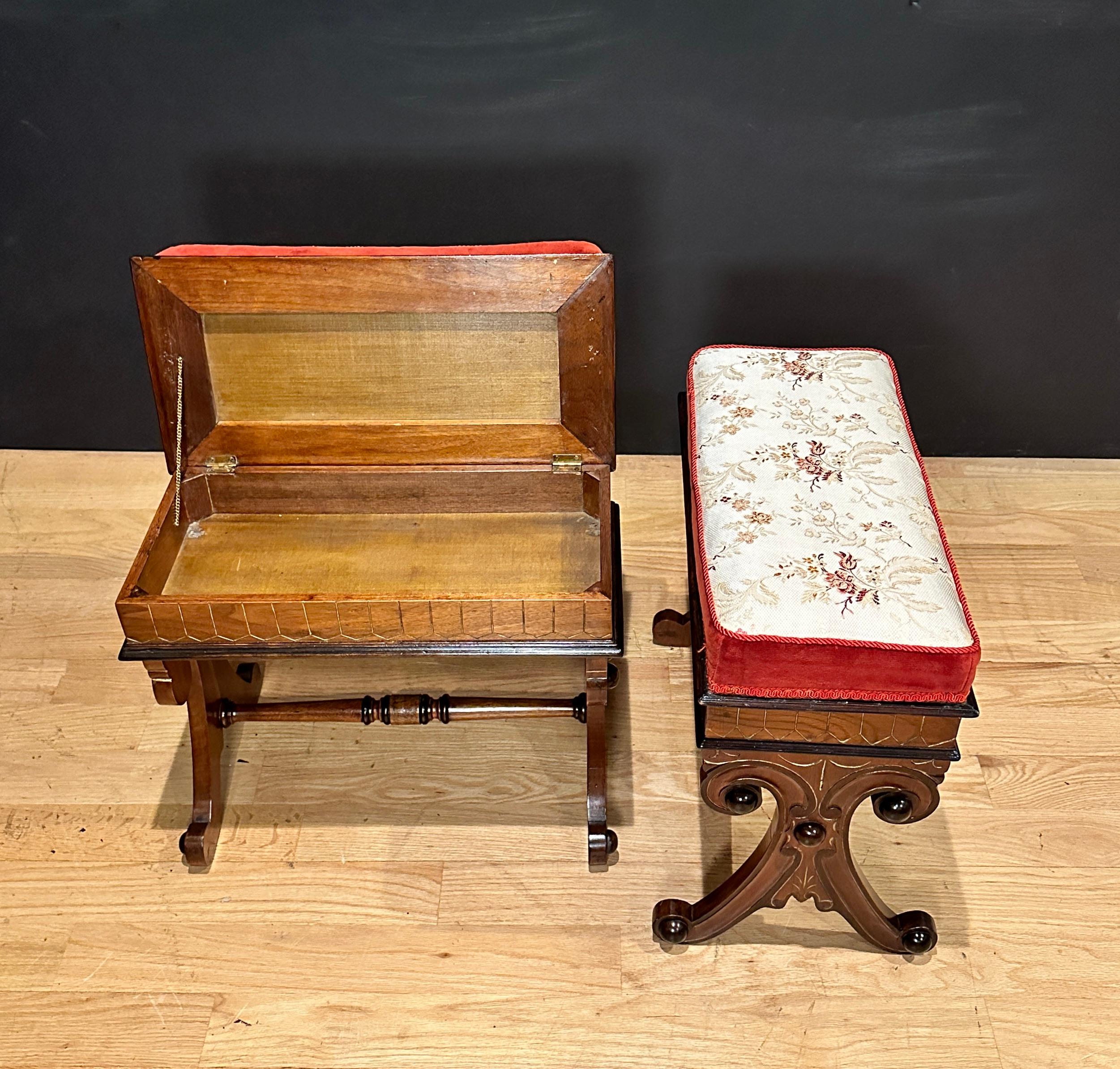 Par de taburetes elevables de estética antigua Ebonizado en venta