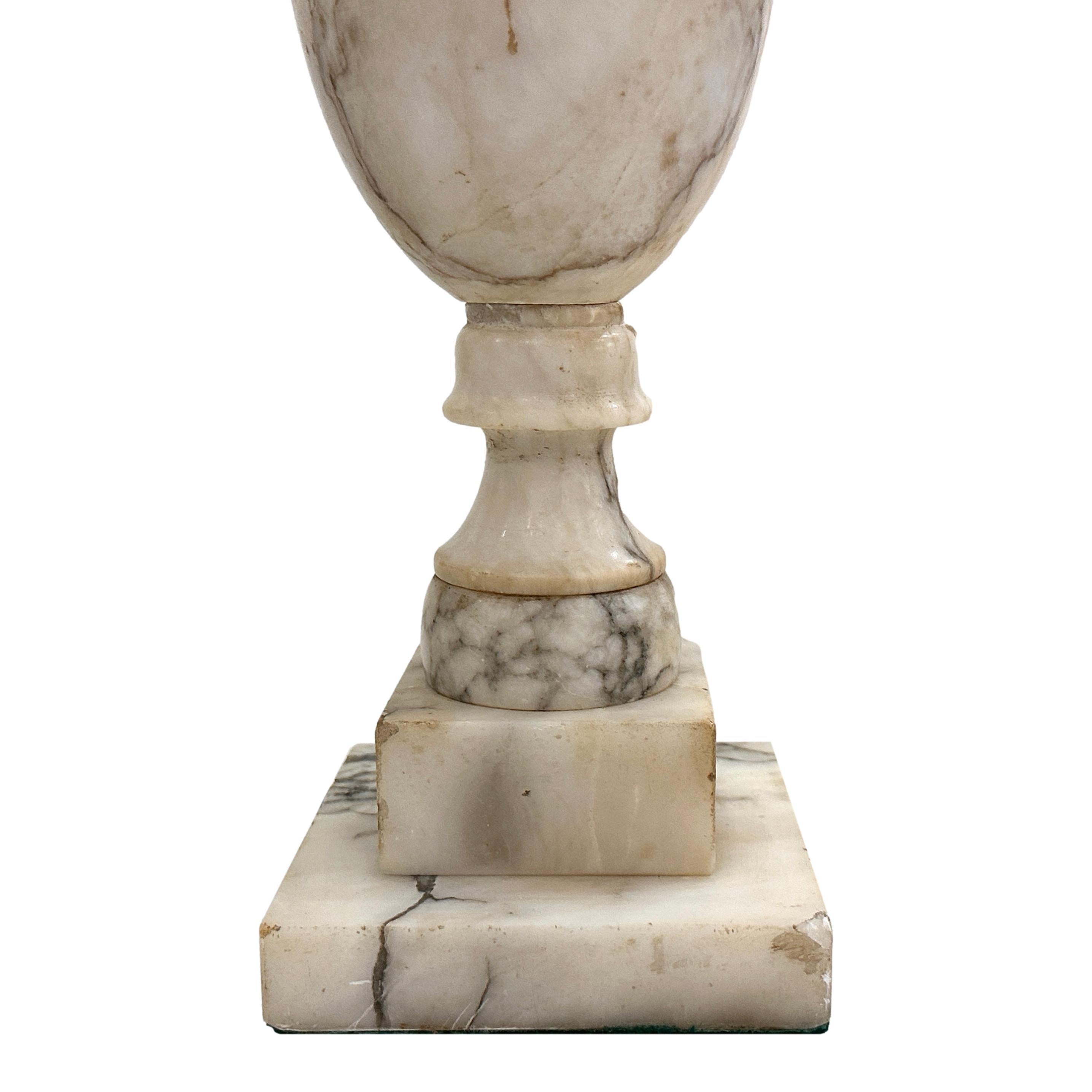 Paar antike Alabasterlampen aus Alabaster im Zustand „Gut“ im Angebot in New York, NY