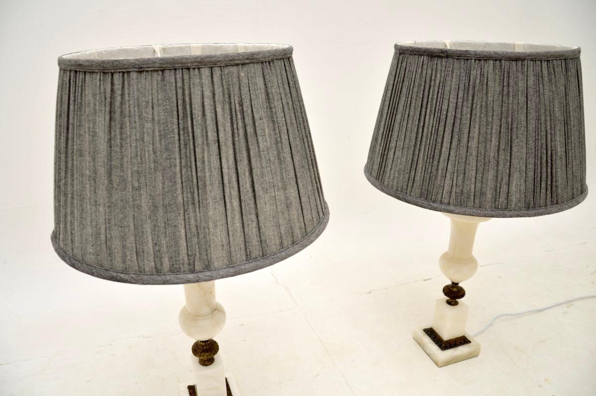 Français Paire de lampes de table anciennes en albâtre en vente