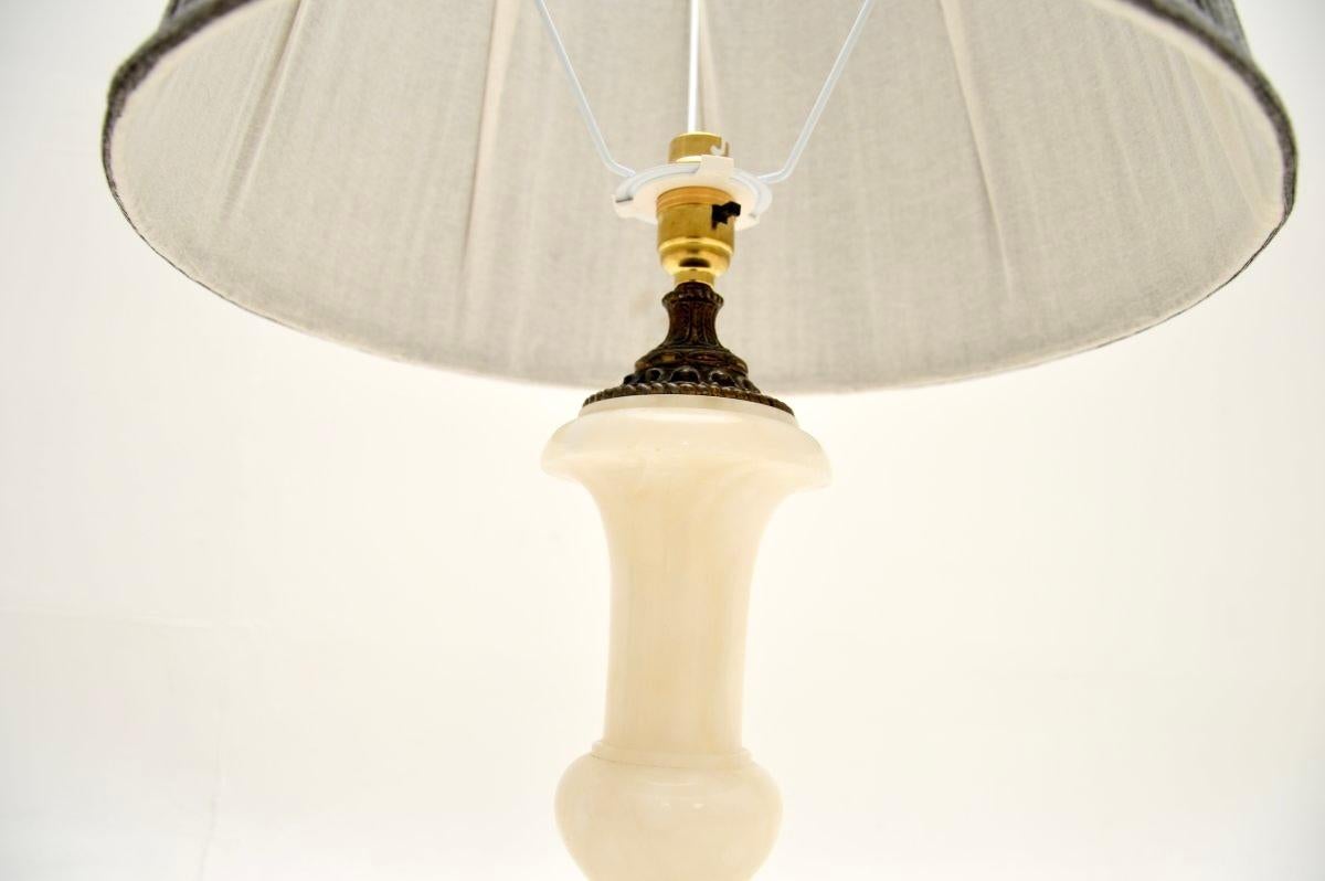 Milieu du XXe siècle Paire de lampes de table anciennes en albâtre en vente