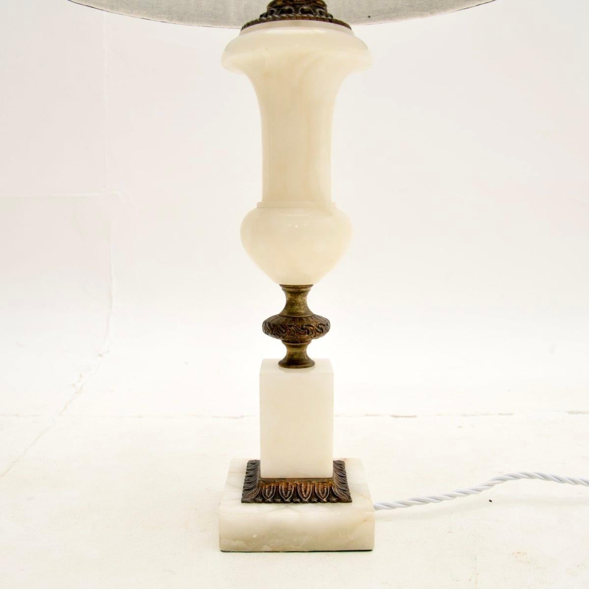Paire de lampes de table anciennes en albâtre en vente 1
