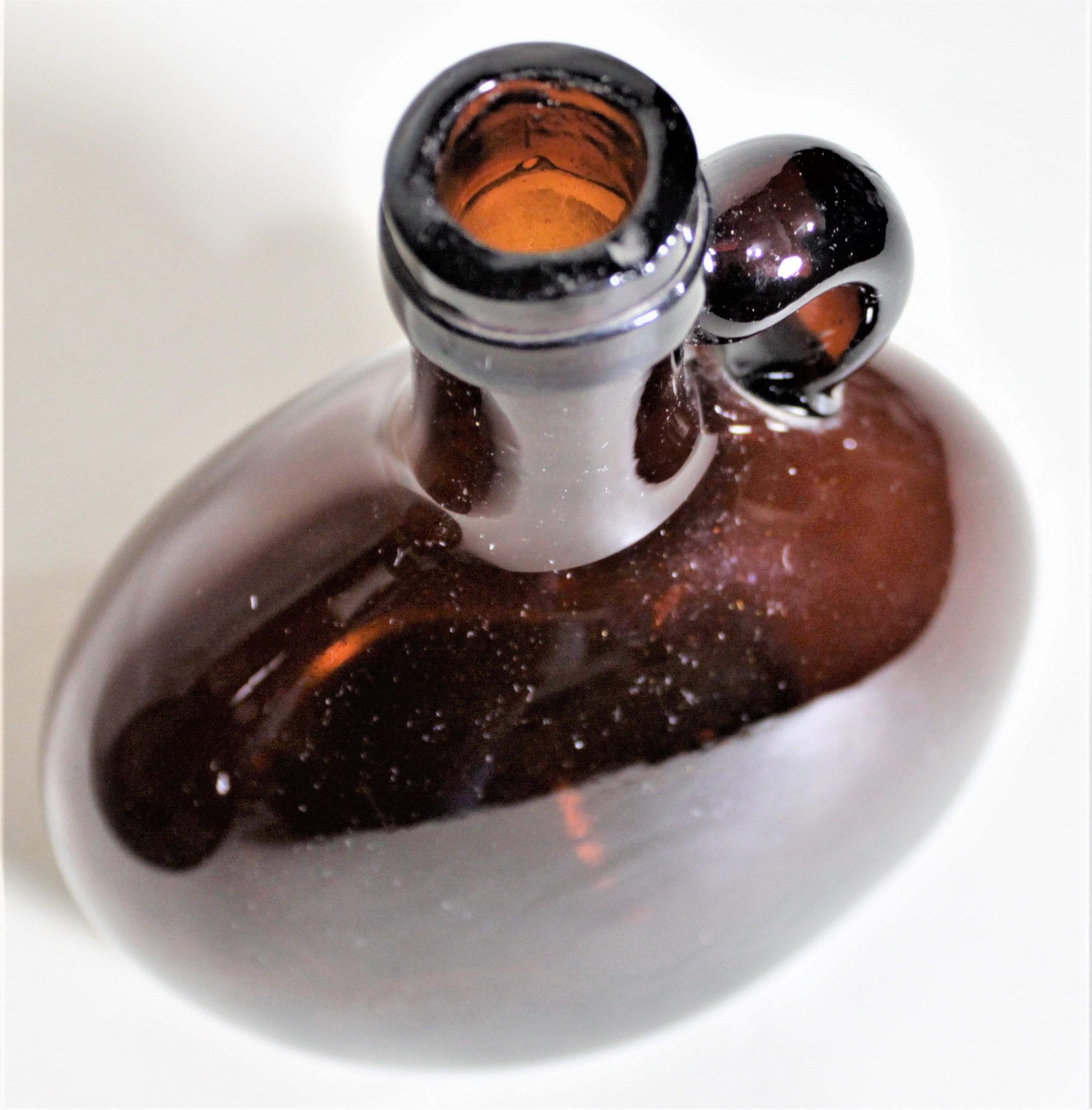 XIXe siècle Paire de carafes à liqueur anciennes en verre ambré avec bouchons en nacre en vente