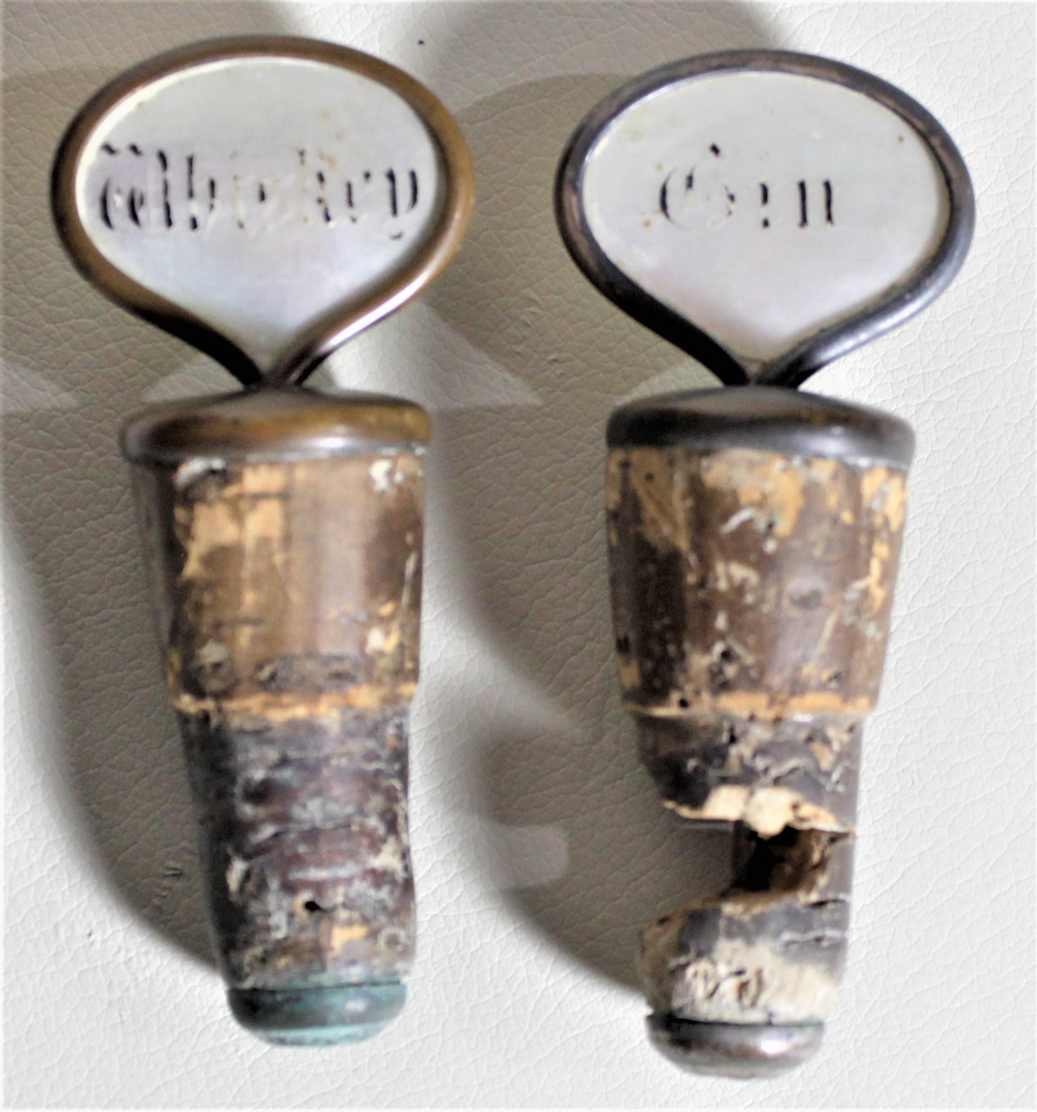 Paar antike Bernsteinglas-Likörkaraffen mit Perlmuttverschlüssen im Angebot 2