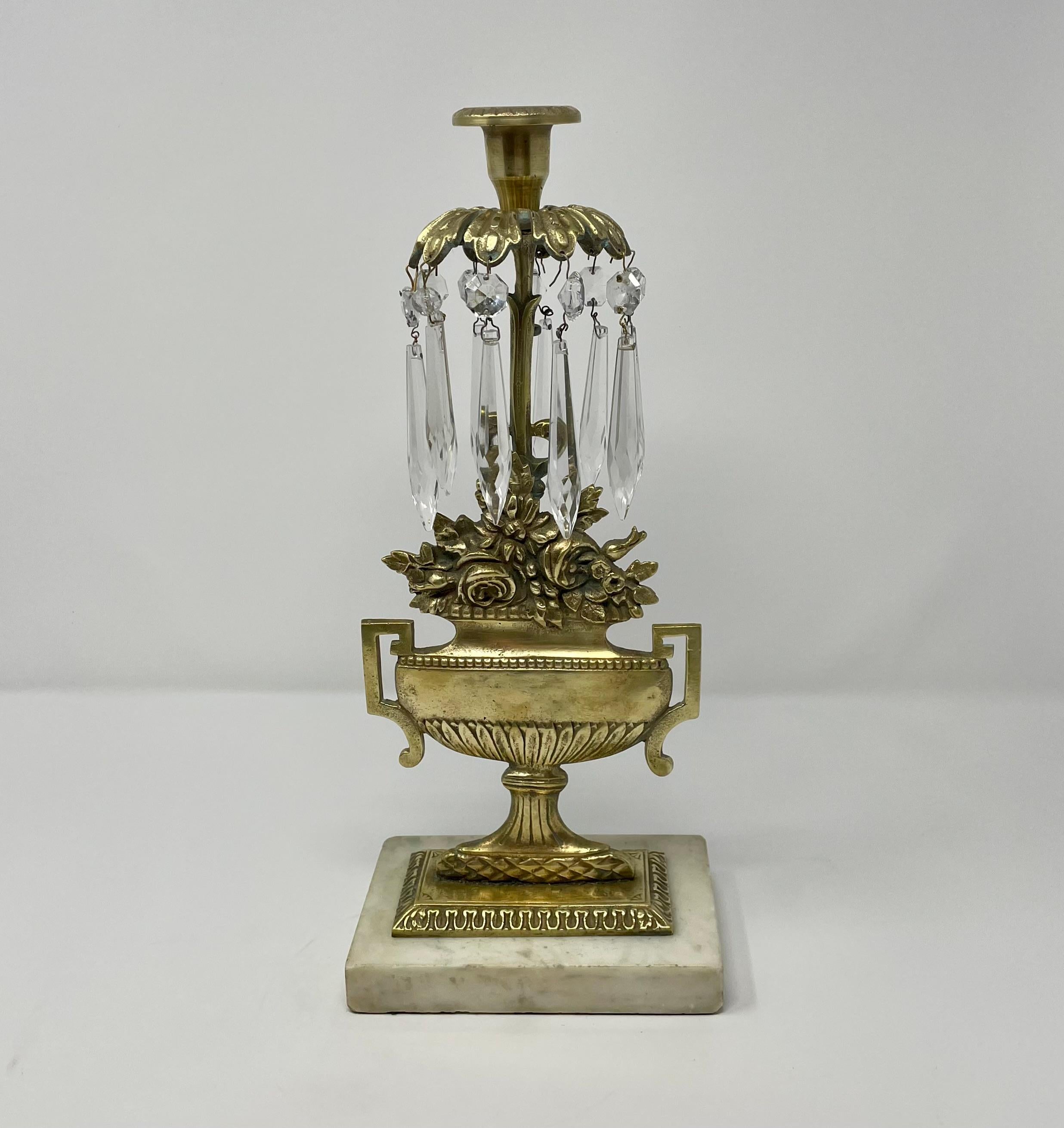 Ein Paar antiker amerikanischer Kerzenhalter aus Messing und Kristall, um 1900.