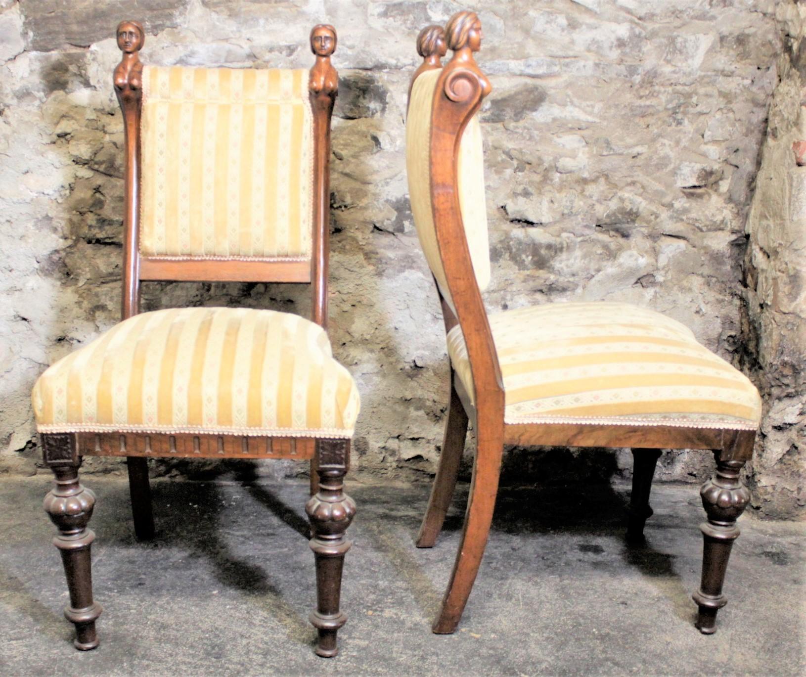 Paire d'anciennes chaises de salon américaines en noyer sculpté avec accents féminins érotiques en vente 7