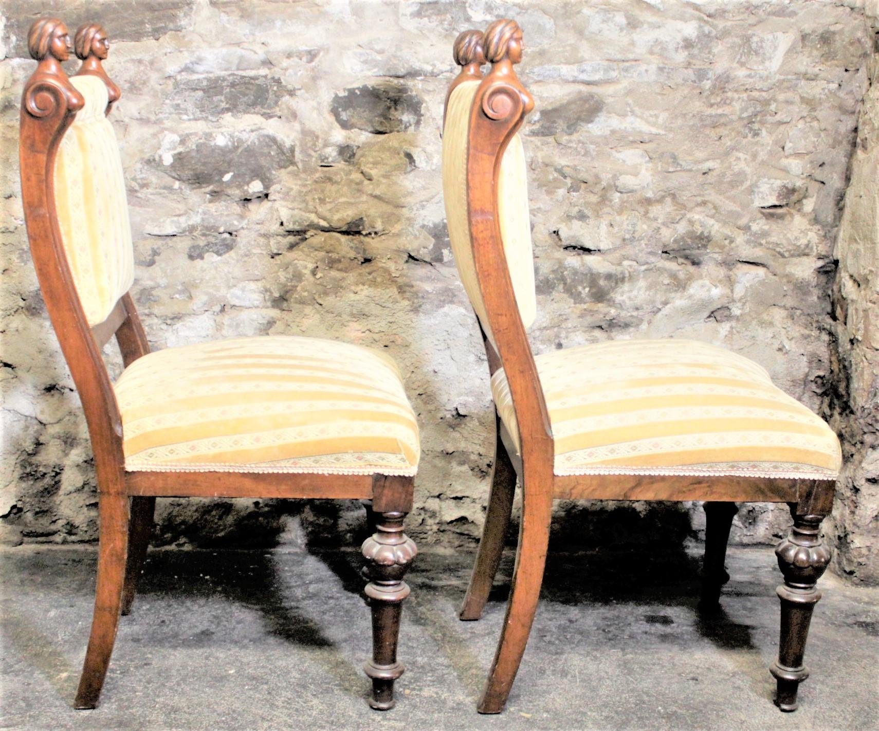 Apogée victorien Paire d'anciennes chaises de salon américaines en noyer sculpté avec accents féminins érotiques en vente