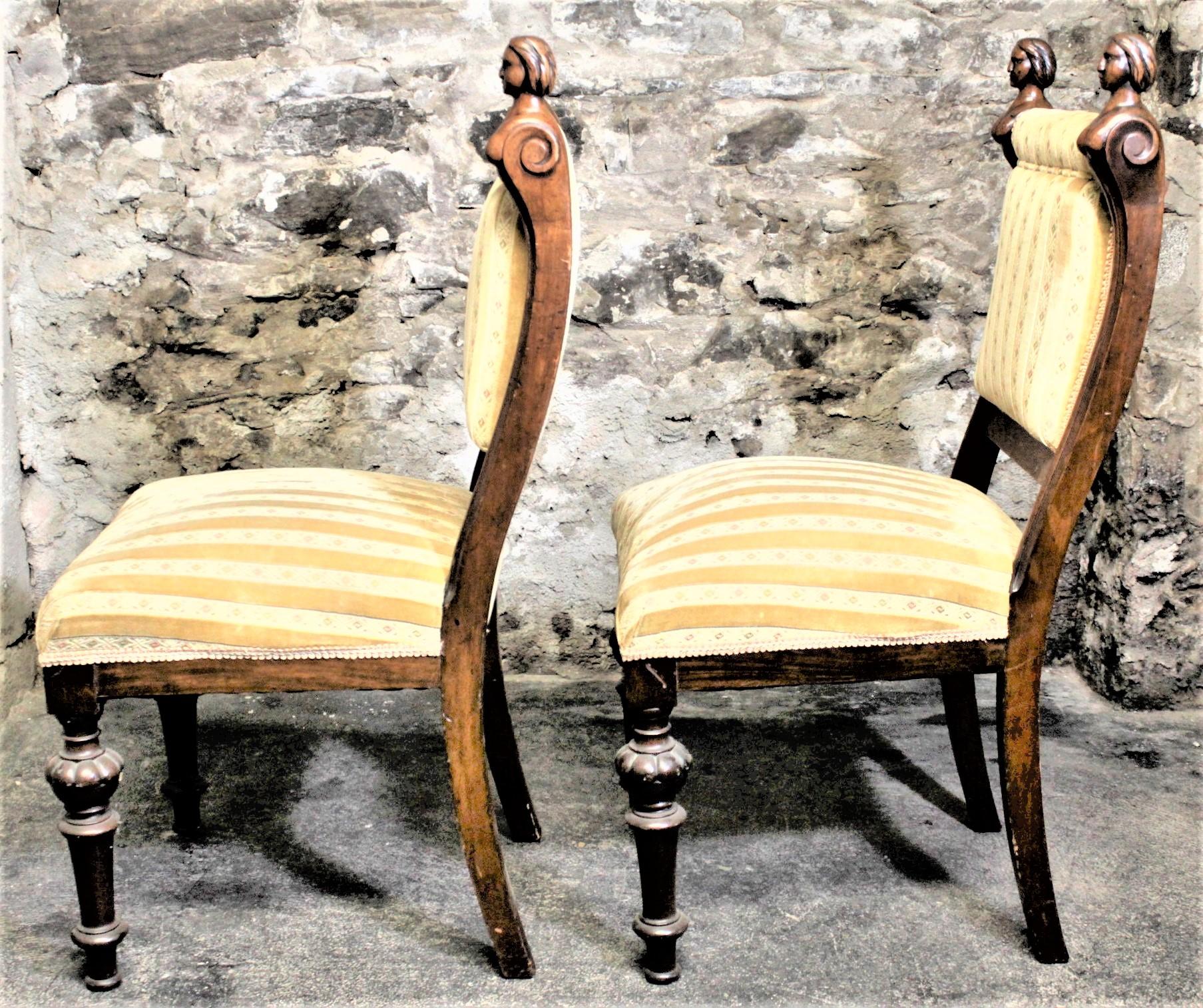 Sculpté à la main Paire d'anciennes chaises de salon américaines en noyer sculpté avec accents féminins érotiques en vente
