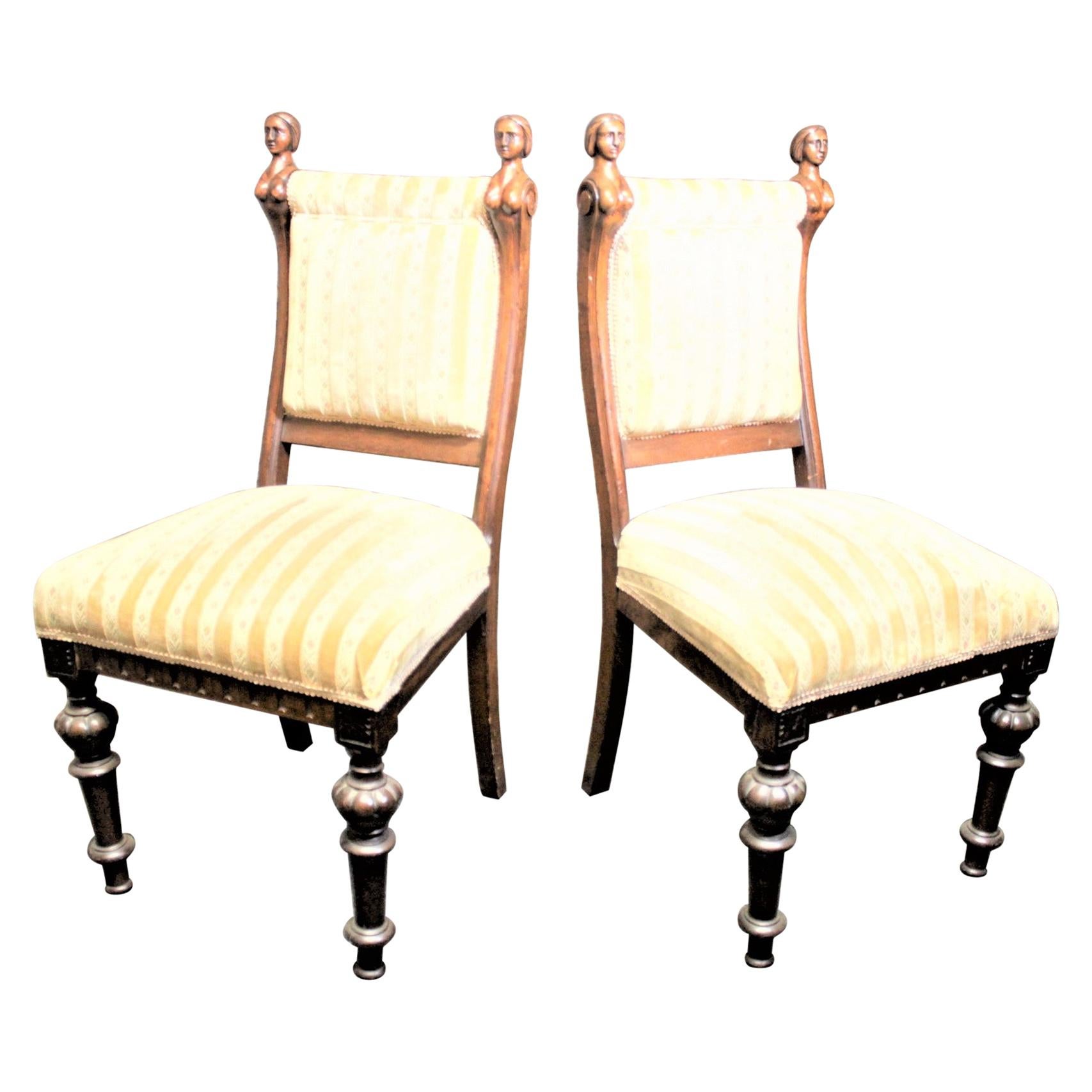 Paire d'anciennes chaises de salon américaines en noyer sculpté avec accents féminins érotiques en vente