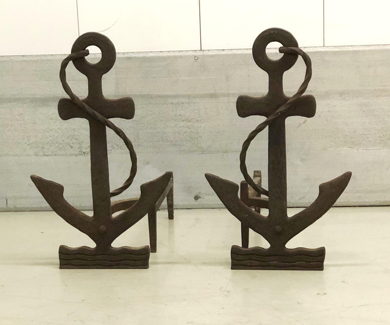 Magnifique paire de chenets d'ancre anciens en fonte américaine, 
avec motif de corde torsadée et décor de vagues sur la base.
tous originaux .  
Riche patine d'origine, design unique.
