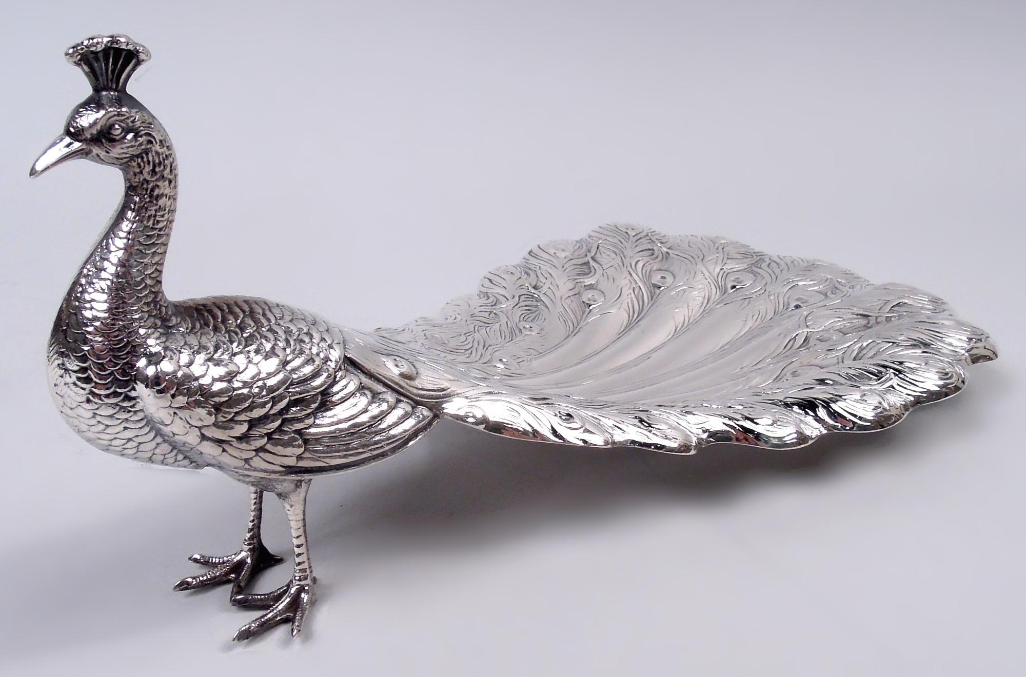 Coppia di pavoni in argento sterling di epoca edoardiana. Prodotto da Durgin (parte di Gorham) a Providence, nel 1920 circa. Ciascuno: Corpo eretto, testa eretta e coda abbassata. Piume, artigli, corona e becco realistici. Coda incavata per