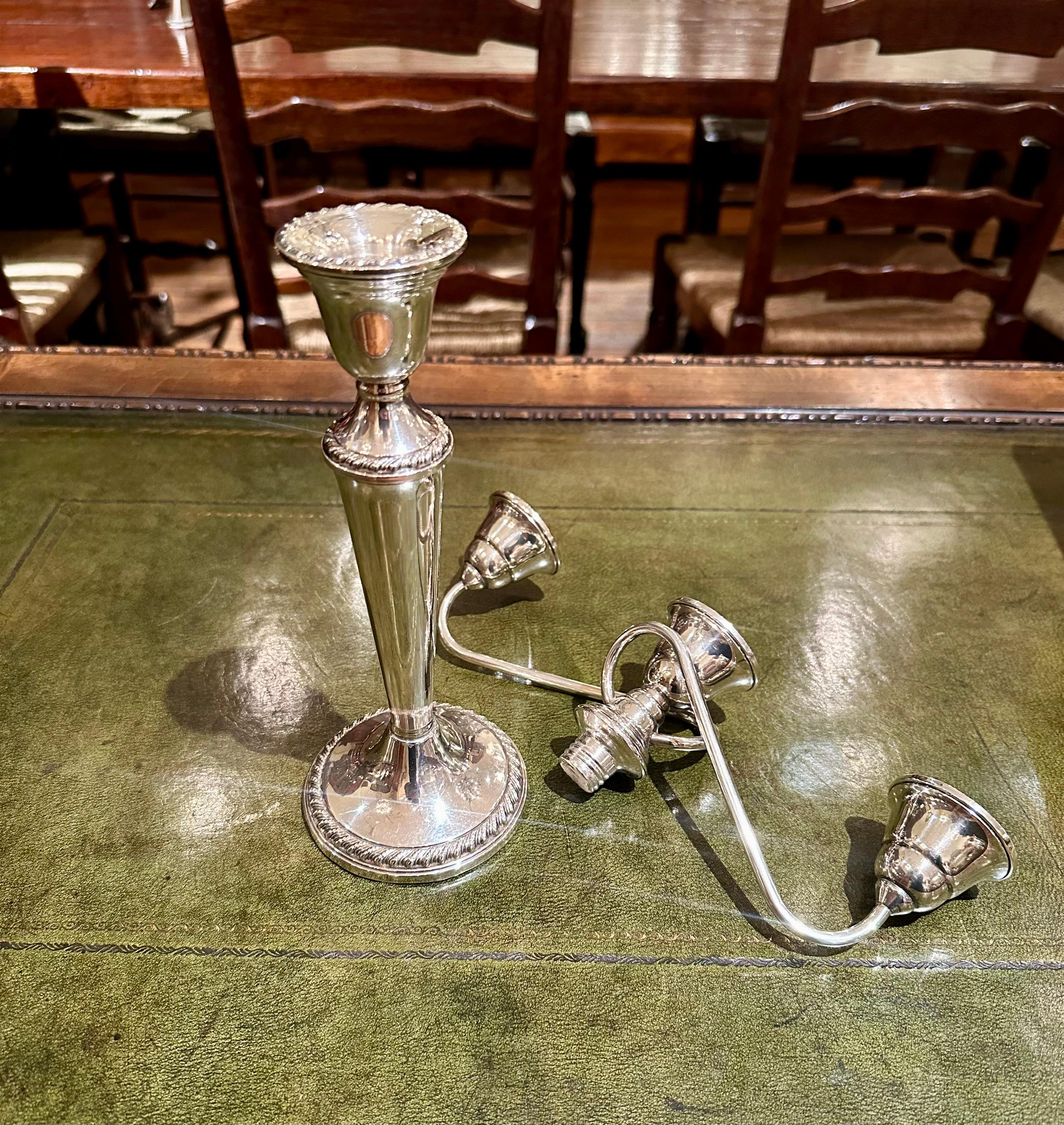 Paar antike amerikanische Sterlingsilber-Kandelaber aus Sterlingsilber, umgewandelt in Kerzenständer. im Angebot 3
