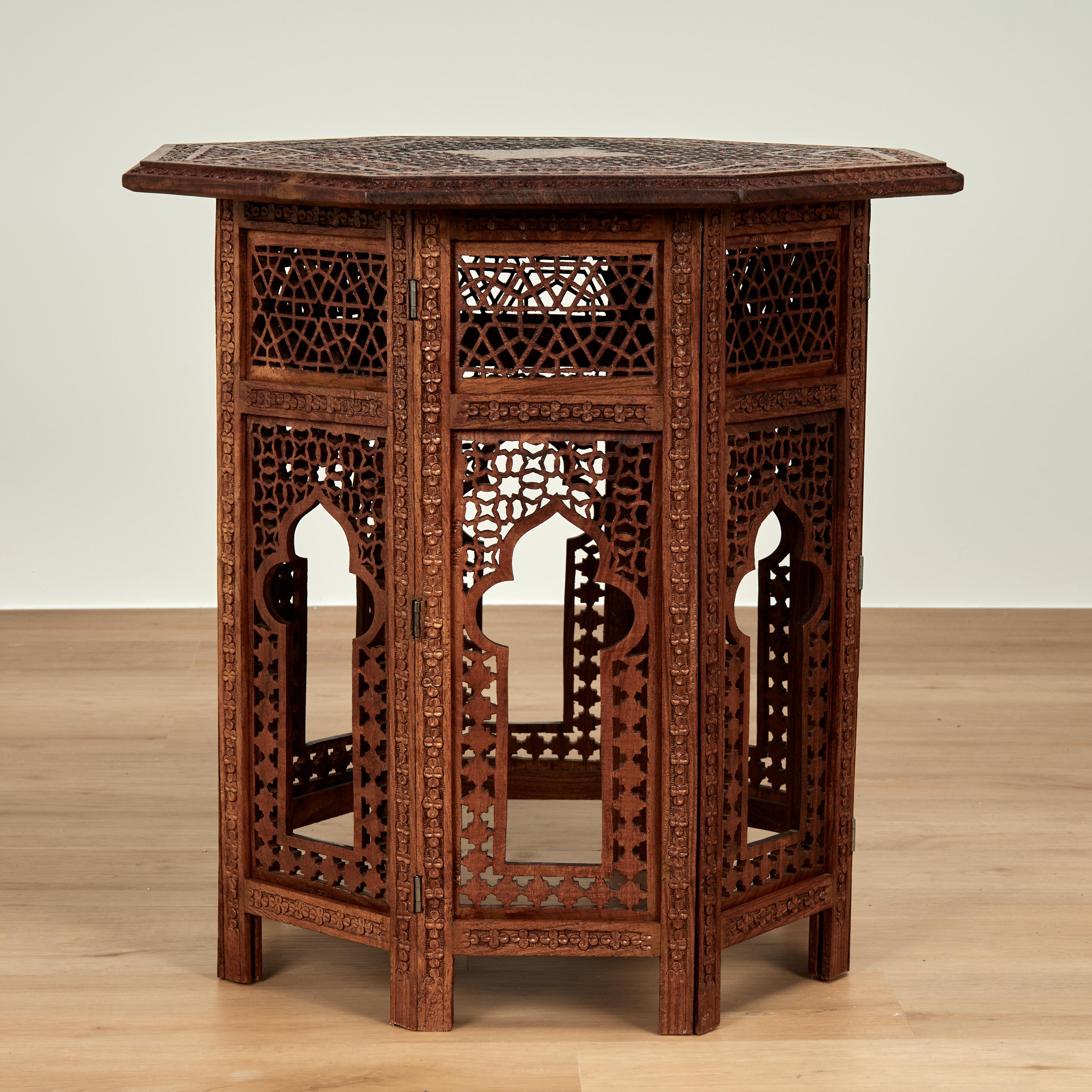 Pair of Antique Anglo Indian Carved Stands or Tables In Good Condition For Sale In Palm Beach, FL