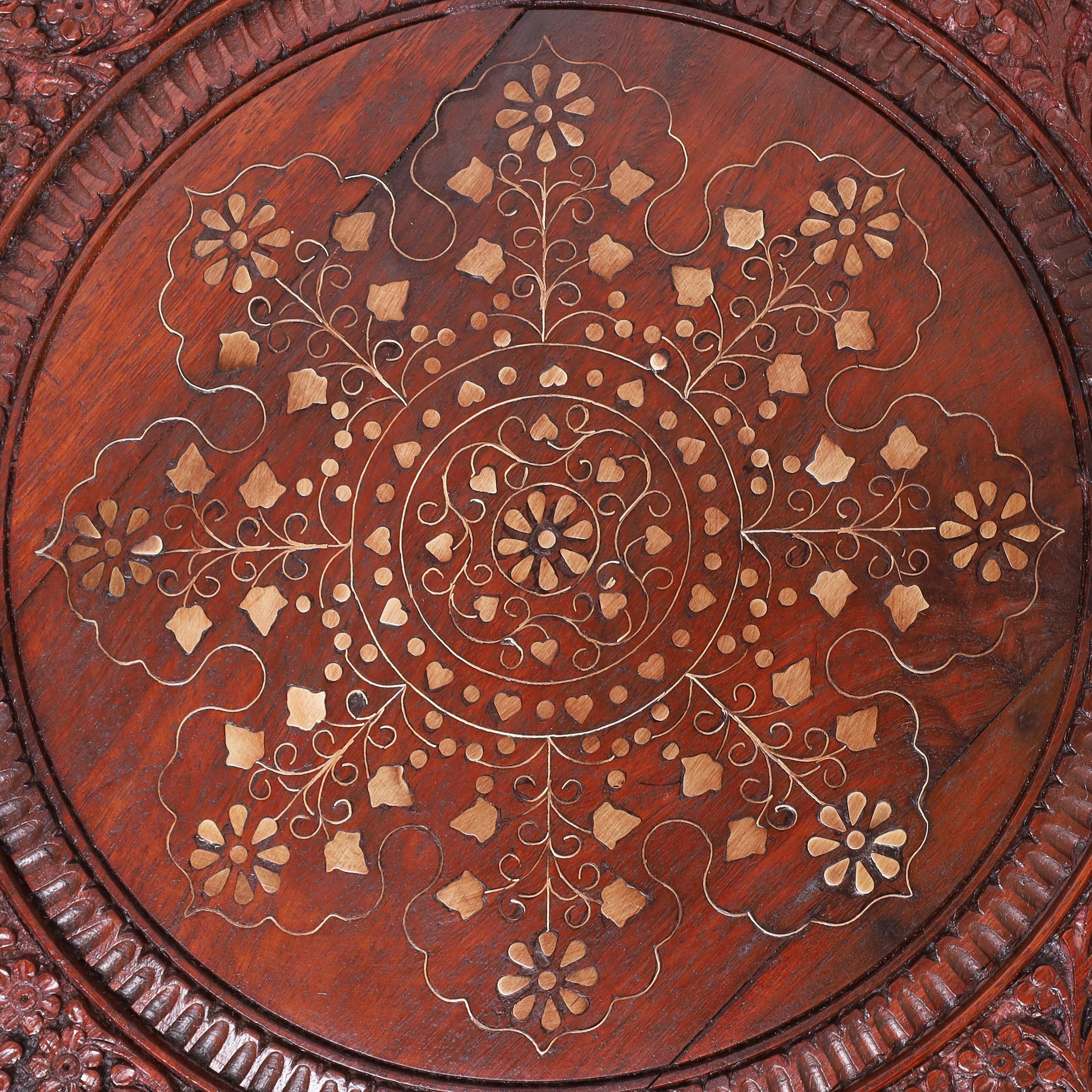 Sculpté à la main Paire de supports anciens anglo-indiens marquetés en vente